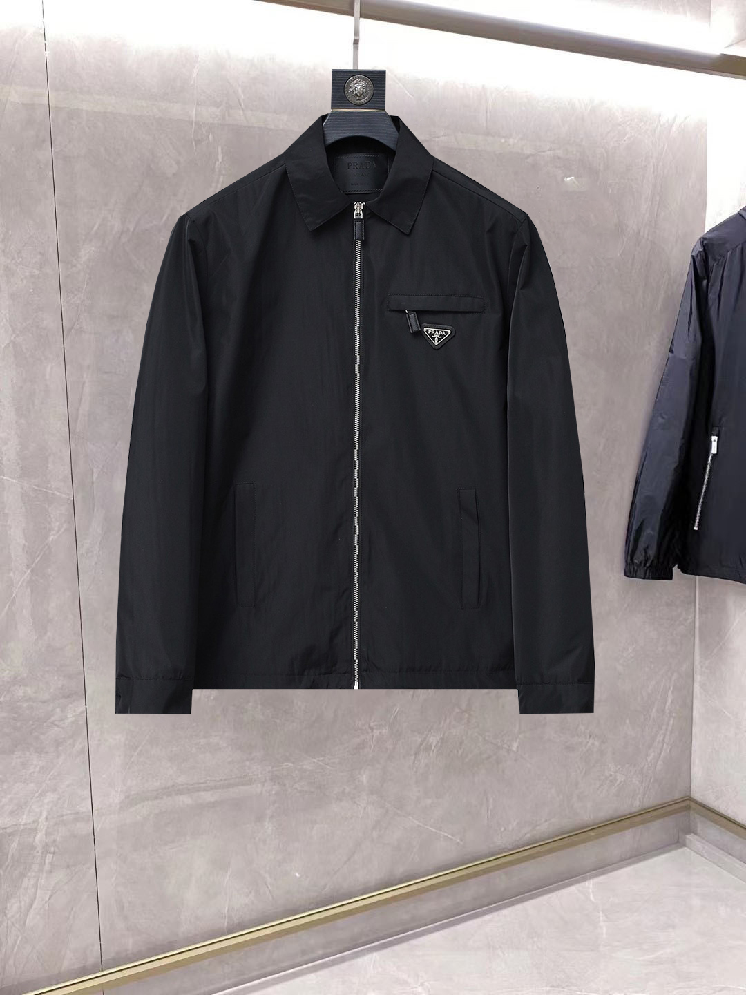 NO:861841,Same style as Prada official website, on sale in advance!  2026ss new spring men's jackets, original high-end version with three standards!  With hidden hood, custom-made fabrics at the counter, highly breathable and comfortable, impeccable details, brand element design concept, reflecting high quality. It feels delicate and soft!  It presents a casual cut and the upper body shape is awesome!  Size M～3XL, maximum wearing capacity is 195 catties.,,prada,jackets & coats,jackets & coats,hats,19860909普拉达 官网同款,提前发售！2026ss开春新款男士夹克外套,原单三标齐全高端版本！带隐藏帽,专柜定制面料 透气舒适度高,细节无可挑剔,品牌元素设计理念,体现高品质.手感细腻柔软！呈现休闲裁剪,上身版型超赞！码数M～3XL,最大穿195斤.,,prada,jackets & coats,jackets & coats,hats,,Men's clothing