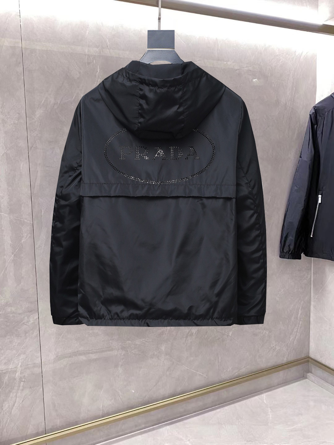 NO:861805,Same style as Prada official website, on sale in advance!  2026ss new spring men's jackets, original high-end version with three standards!  With hidden hood, custom-made fabrics at the counter, highly breathable and comfortable, impeccable details, brand element design concept, reflecting high quality. It feels delicate and soft!  It presents a casual cut and the upper body shape is awesome!  Size M～3XL, maximum wearing capacity is 195 catties.,,prada,jackets & coats,jackets & coats,hats,19860909普拉达 官网同款,提前发售！2026ss开春新款男士夹克外套,原单三标齐全高端版本！带隐藏帽,专柜定制面料 透气舒适度高,细节无可挑剔,品牌元素设计理念,体现高品质.手感细腻柔软！呈现休闲裁剪,上身版型超赞！码数M～3XL,最大穿195斤.,,prada,jackets & coats,jackets & coats,hats,,Men's clothing