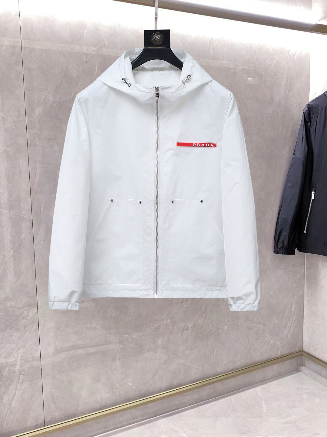 NO:861693,Same style as Prada official website, on sale in advance!  2026ss new spring men's jackets, original high-end version with three standards!  With hidden hood, custom-made fabrics at the counter, highly breathable and comfortable, impeccable details, brand element design concept, reflecting high quality. It feels delicate and soft!  It presents a casual cut and the upper body shape is awesome!  Size M～3XL, maximum wearing capacity is 195 catties.,,prada,jackets & coats,jackets & coats,hats,19860909普拉达 官网同款,提前发售！2026ss开春新款男士夹克外套,原单三标齐全高端版本！带隐藏帽,专柜定制面料 透气舒适度高,细节无可挑剔,品牌元素设计理念,体现高品质.手感细腻柔软！呈现休闲裁剪,上身版型超赞！码数M～3XL,最大穿195斤.,,prada,jackets & coats,jackets & coats,hats,,Men's clothing