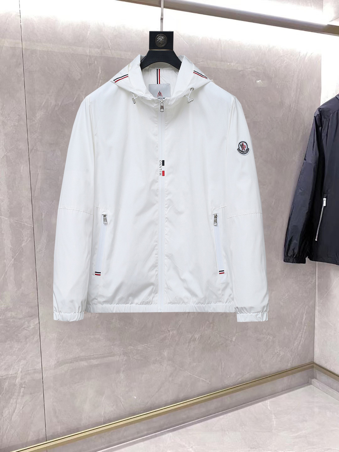 NO:861817,Same style as Mengkou official website, on sale in advance!  2026ss new spring men's jackets, original high-end version with three standards!  With hidden hood, custom-made fabrics at the counter, highly breathable and comfortable, impeccable details, brand element design concept, reflecting high quality. It feels delicate and soft!  It presents a casual cut and the upper body shape is awesome!  Size M～3XL, maximum wearing capacity is 195 catties.,,Moncler,jackets & coats,jackets & coats,hats,19860909蒙口 官网同款,提前发售！2026ss开春新款男士夹克外套,原单三标齐全高端版本！带隐藏帽,专柜定制面料 透气舒适度高,细节无可挑剔,品牌元素设计理念,体现高品质.手感细腻柔软！呈现休闲裁剪,上身版型超赞！码数M～3XL,最大穿195斤.,,Moncler,jackets & coats,jackets & coats,hats,,Men's clothing