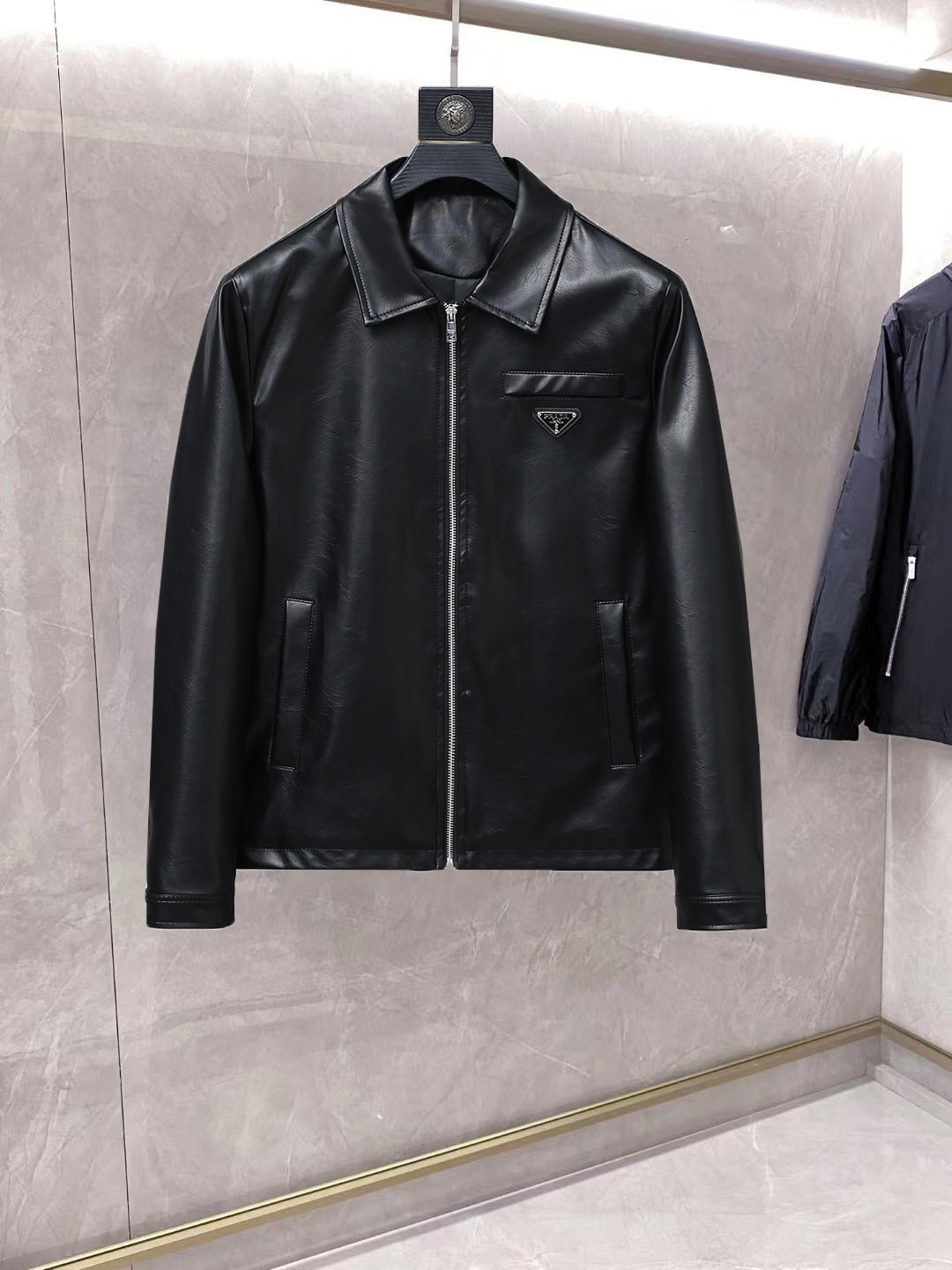 NO:861667,Prada 2026 Spring Leather Counter New Casual Fashion Jacket. Ultra-avant-garde design style. Delicate and comfortable. Very light to wear and not easy to wrinkle. Multiple craftsmanship. The overall design is quite visual. The upper body is casual and stylish, with a certain degree of stiffness. It is definitely recommended for the temperament that is at the forefront of fashion. It is a must-have for urban leisure. Size M-XXXL (175 140 catties wears L and the maximum wear is 200 catties), prada, jackets &  coats,leather jacket,19860909普拉达 2026开春皮衣专柜新款休闲时尚夹克 超前卫设计风格 细腻舒适 穿着非常轻便不易起皱.多重重工艺 整体的设计颇具视觉感,上身休闲有型,有一定的挺括度,绝对走在时尚最尖端的气质感推荐,都市休闲必备.尺码 M-XXXL(175 140斤穿L 最大穿200斤),,prada,jackets & coats,leather jacket,,Men's clothing