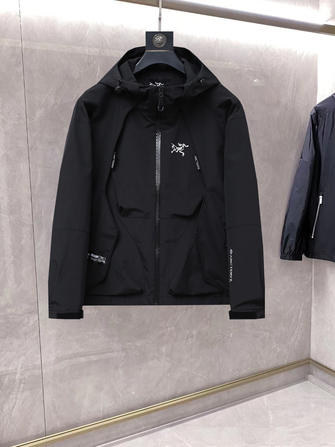 NO:861806,Same style as Arc’teryx official website, on sale in advance!  2026ss new spring men's jackets, original high-end version with three standards!  With hidden hood, custom-made fabrics at the counter, highly breathable and comfortable, impeccable details, brand element design concept, reflecting high quality. It feels delicate and soft!  It presents a casual cut and the upper body shape is awesome!  Size M～3XL, maximum wearing capacity is 195 catties.,arc'teryx,jackets & coats,jackets & coats,hats,19860909始祖鸟 官网同款,提前发售！2026ss开春新款男士夹克外套,原单三标齐全高端版本！带隐藏帽,专柜定制面料 透气舒适度高,细节无可挑剔,品牌元素设计理念,体现高品质.手感细腻柔软！呈现休闲裁剪,上身版型超赞！码数M～3XL,最大穿195斤.,arc'teryx,jackets & coats,jackets & coats,hats,,Men's clothing