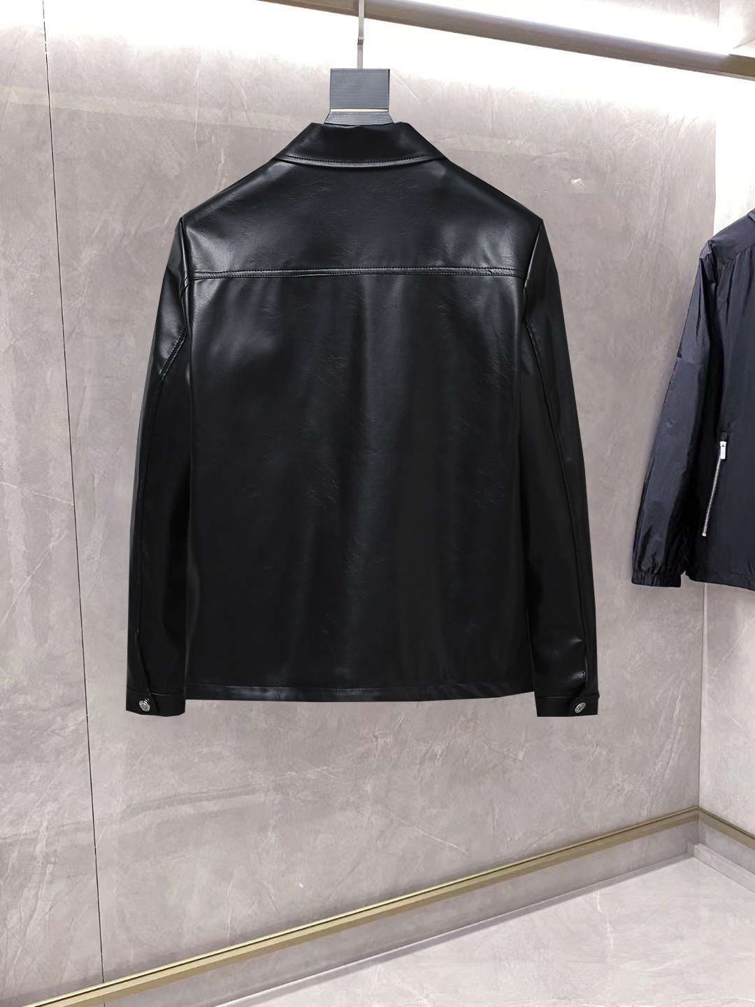 NO:861706,Prada 2026 Spring Leather Counter New Casual Fashion Jacket. Ultra-avant-garde design style. Delicate and comfortable. Very light to wear and not easy to wrinkle. Multiple craftsmanship. The overall design is quite visual. The upper body is casual and stylish, with a certain degree of stiffness. It is definitely recommended for the temperament that is at the forefront of fashion. It is a must-have for urban leisure. Size M-XXXL (175 140 catties wears L and the maximum wear is 200 catties), prada, jackets &  coats,leather jacket,19860909普拉达 2026开春皮衣专柜新款休闲时尚夹克 超前卫设计风格 细腻舒适 穿着非常轻便不易起皱.多重重工艺 整体的设计颇具视觉感,上身休闲有型,有一定的挺括度,绝对走在时尚最尖端的气质感推荐,都市休闲必备.尺码 M-XXXL(175 140斤穿L 最大穿200斤),,prada,jackets & coats,leather jacket,,Men's clothing