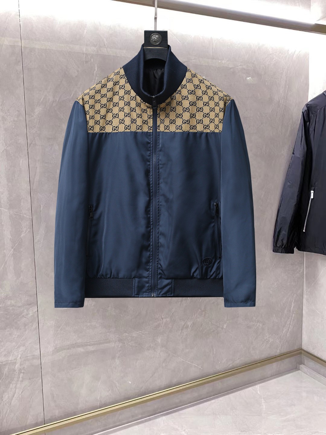 NO:861656,Same style as Gucci official website, on sale in advance!  2026ss new spring men's jackets, original high-end version with three standards!  With hidden hood, custom-made fabrics at the counter, highly breathable and comfortable, impeccable details, brand element design concept, reflecting high quality. It feels delicate and soft!  It presents a casual cut and the upper body shape is awesome!  Size M～3XL, maximum wearing capacity is 195 catties.,,jackets & coats,jackets & coats,hats,19860909古奇 官网同款,提前发售！2026ss开春新款男士夹克外套,原单三标齐全高端版本！带隐藏帽,专柜定制面料 透气舒适度高,细节无可挑剔,品牌元素设计理念,体现高品质.手感细腻柔软！呈现休闲裁剪,上身版型超赞！码数M～3XL,最大穿195斤.,,jackets & coats,jackets & coats,hats,,Men's clothing