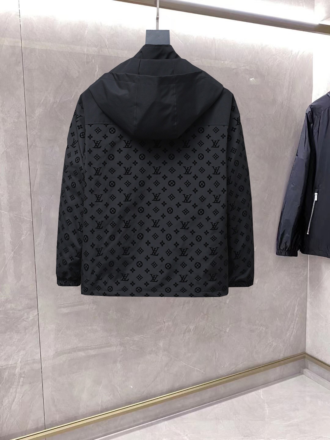 NO:861668,Same style as on LV official website, on sale in advance!  2026ss new spring men's jackets, original high-end version with three standards!  With hidden hood, custom-made fabrics at the counter, highly breathable and comfortable, impeccable details, brand element design concept, reflecting high quality. It feels delicate and soft!  It presents a casual cut and the upper body shape is awesome!  Size M～3XL, maximum wear is 195kg.,,louis vuitton,jackets & coats,jackets & coats,hats,19860909LV 官网同款,提前发售！2026ss开春新款男士夹克外套,原单三标齐全高端版本！带隐藏帽,专柜定制面料 透气舒适度高,细节无可挑剔,品牌元素设计理念,体现高品质.手感细腻柔软！呈现休闲裁剪,上身版型超赞！码数M～3XL,最大穿195斤.,,louis vuitton,jackets & coats,jackets & coats,hats,,Men's clothing