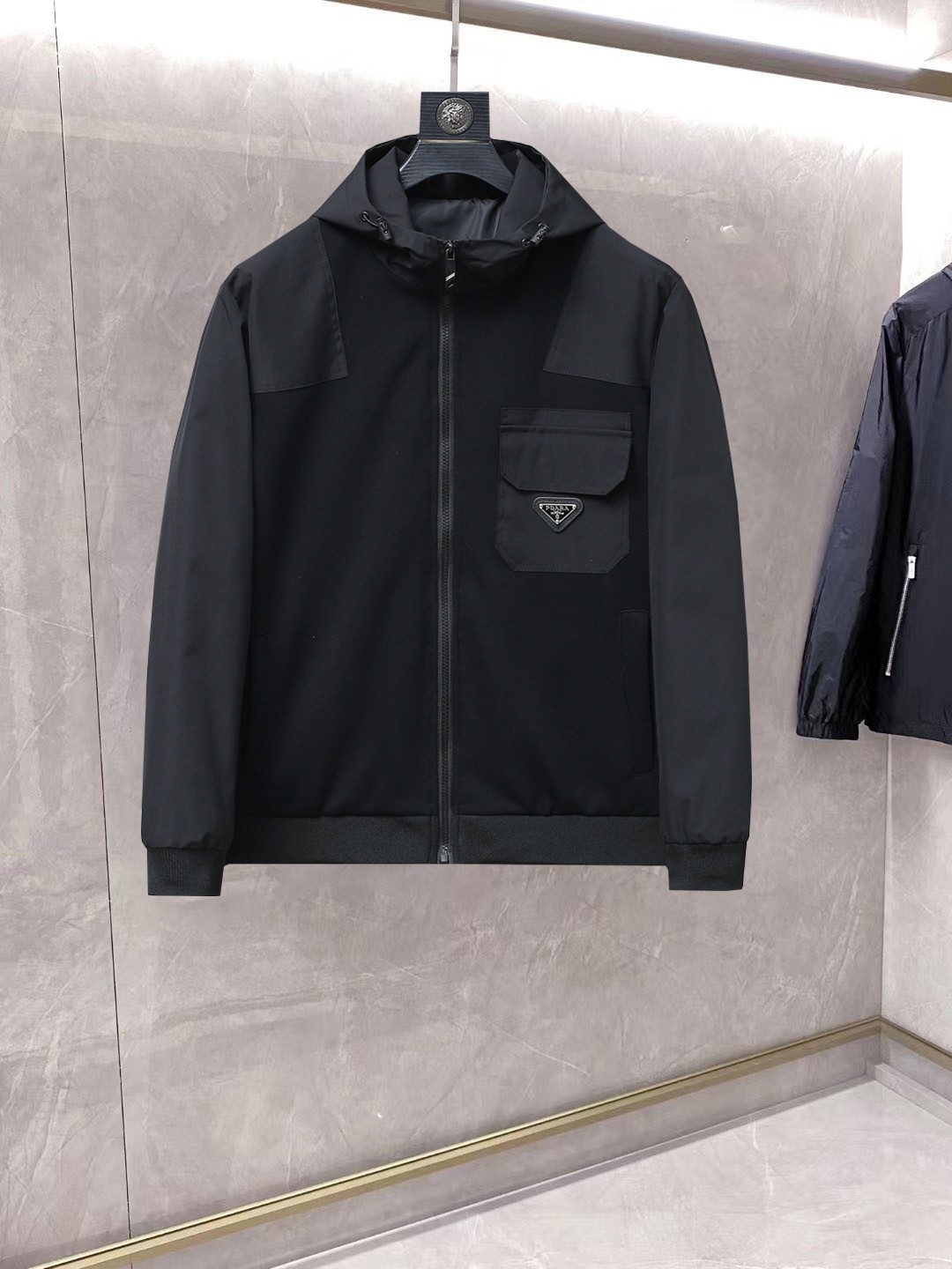 NO:861681,Same style as Prada official website, on sale in advance!  2026ss new spring men's jackets, original high-end version with three standards!  With hidden hood, custom-made fabrics at the counter, highly breathable and comfortable, impeccable details, brand element design concept, reflecting high quality. It feels delicate and soft!  It presents a casual cut and the upper body shape is awesome!  Size M～3XL, maximum wearing capacity is 195 catties.,,prada,jackets & coats,jackets & coats,hats,19860909普拉达 官网同款,提前发售！2026ss开春新款男士夹克外套,原单三标齐全高端版本！带隐藏帽,专柜定制面料 透气舒适度高,细节无可挑剔,品牌元素设计理念,体现高品质.手感细腻柔软！呈现休闲裁剪,上身版型超赞！码数M～3XL,最大穿195斤.,,prada,jackets & coats,jackets & coats,hats,,Men's clothing