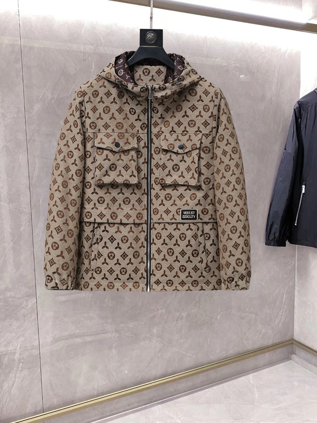 NO:861707,Same style as on LV official website, on sale in advance!  2026ss new spring men's jackets, original high-end version with three standards!  With hidden hood, custom-made fabrics at the counter, highly breathable and comfortable, impeccable details, brand element design concept, reflecting high quality. It feels delicate and soft!  It presents a casual cut and the upper body shape is awesome!  Size M～3XL, maximum wear is 195kg.,,louis vuitton,jackets & coats,jackets & coats,hats,19860909LV 官网同款,提前发售！2026ss开春新款男士夹克外套,原单三标齐全高端版本！带隐藏帽,专柜定制面料 透气舒适度高,细节无可挑剔,品牌元素设计理念,体现高品质.手感细腻柔软！呈现休闲裁剪,上身版型超赞！码数M～3XL,最大穿195斤.,,louis vuitton,jackets & coats,jackets & coats,hats,,Men's clothing