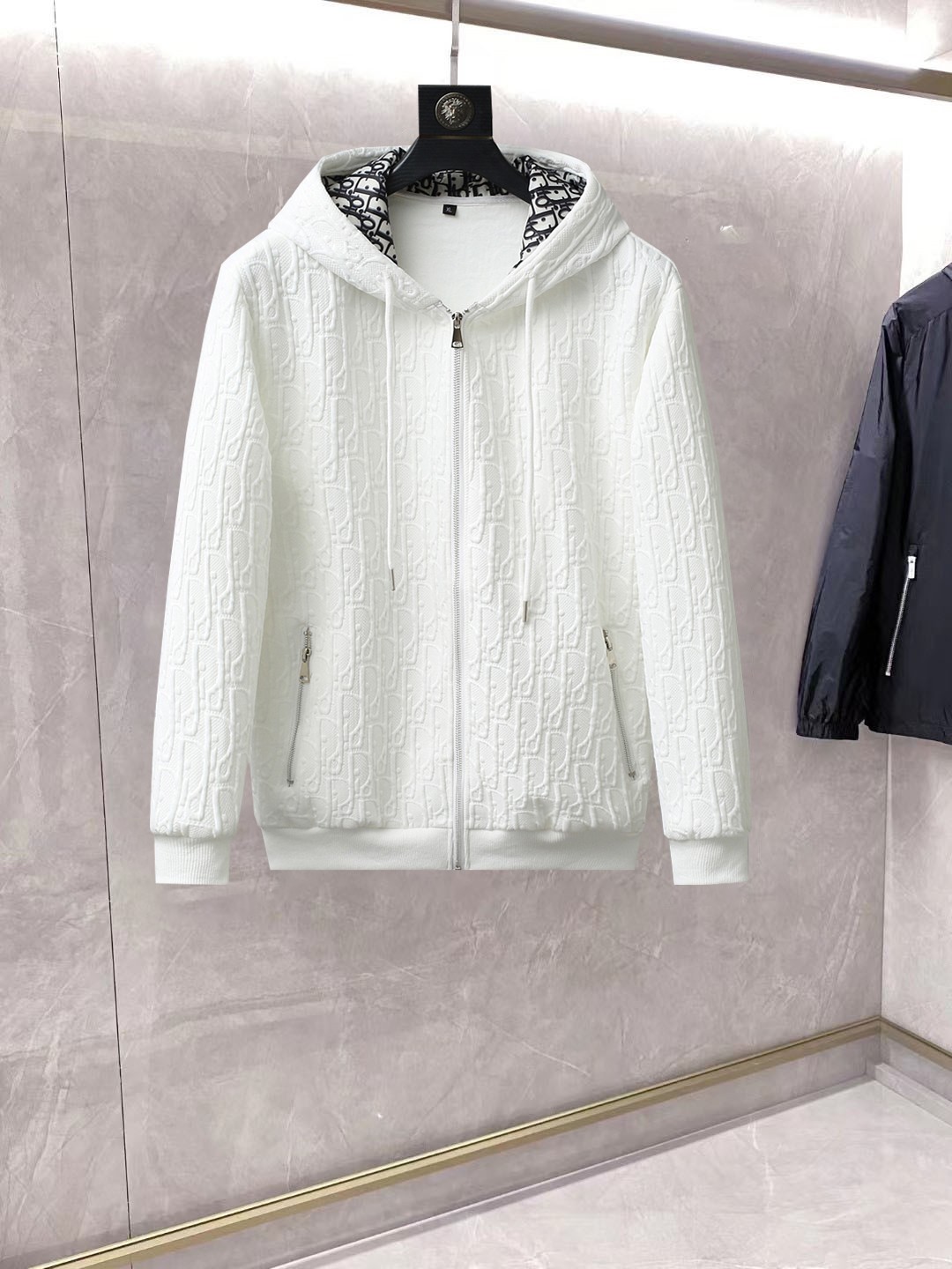 NO:861720,Same style as Dior official website, on sale in advance!  2026ss new spring men's jackets, original high-end version with three standards!  With hidden hood, custom-made fabrics at the counter, highly breathable and comfortable, impeccable details, brand element design concept, reflecting high quality. It feels delicate and soft!  It presents a casual cut and the upper body shape is awesome!  Size M～3XL, maximum wearing capacity is 195 catties.,,dior,jackets & coats,jackets & coats,hats,19860909迪奥 官网同款,提前发售！2026ss开春新款男士夹克外套,原单三标齐全高端版本！带隐藏帽,专柜定制面料 透气舒适度高,细节无可挑剔,品牌元素设计理念,体现高品质.手感细腻柔软！呈现休闲裁剪,上身版型超赞！码数M～3XL,最大穿195斤.,,dior,jackets & coats,jackets & coats,hats,,Men's clothing