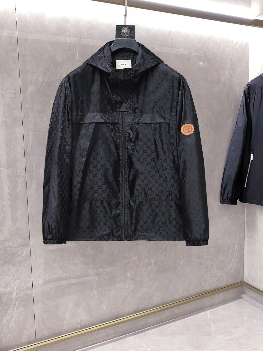 NO:861680,Same style as Gucci official website, on sale in advance!  2026ss new spring men's jackets, original high-end version with three standards!  With hidden hood, custom-made fabrics at the counter, highly breathable and comfortable, impeccable details, brand element design concept, reflecting high quality. It feels delicate and soft!  It presents a casual cut and the upper body shape is awesome!  Size M～3XL, maximum wearing capacity is 195 catties.,,jackets & coats,jackets & coats,hats,19860909古奇 官网同款,提前发售！2026ss开春新款男士夹克外套,原单三标齐全高端版本！带隐藏帽,专柜定制面料 透气舒适度高,细节无可挑剔,品牌元素设计理念,体现高品质.手感细腻柔软！呈现休闲裁剪,上身版型超赞！码数M～3XL,最大穿195斤.,,jackets & coats,jackets & coats,hats,,Men's clothing