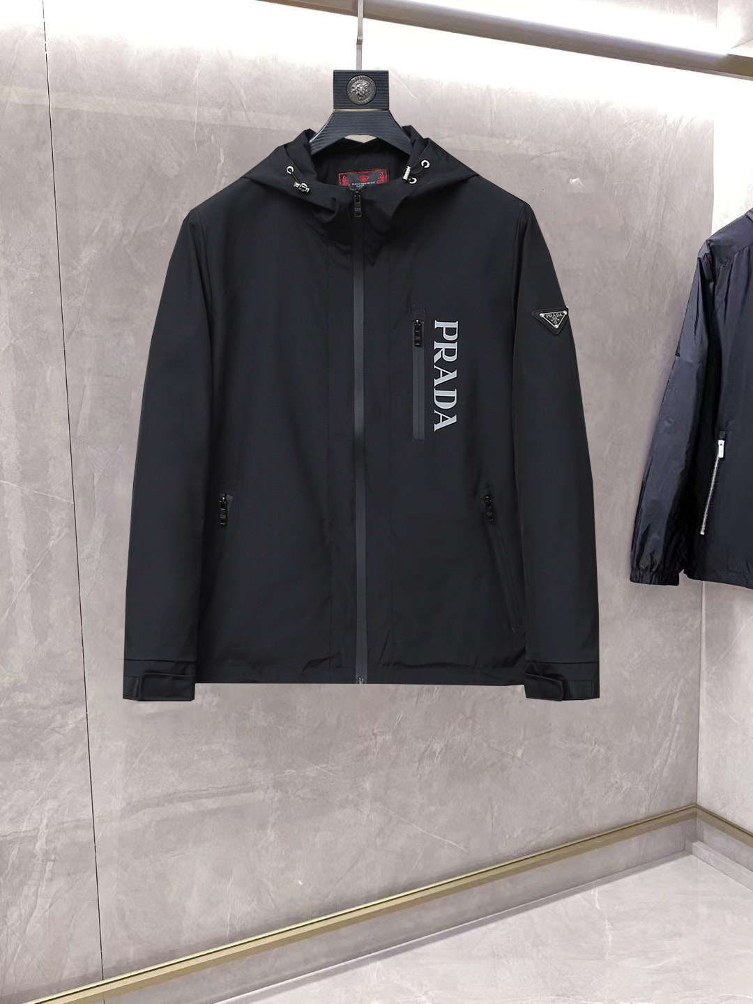 NO:861795,Same style as Prada official website, on sale in advance!  2026ss new spring men's jackets, original high-end version with three standards!  With hidden hood, custom-made fabrics at the counter, highly breathable and comfortable, impeccable details, brand element design concept, reflecting high quality. It feels delicate and soft!  It presents a casual cut and the upper body shape is awesome!  Size M～3XL, maximum wearing capacity is 195 catties.,,prada,jackets & coats,jackets & coats,hats,19860909普拉达 官网同款,提前发售！2026ss开春新款男士夹克外套,原单三标齐全高端版本！带隐藏帽,专柜定制面料 透气舒适度高,细节无可挑剔,品牌元素设计理念,体现高品质.手感细腻柔软！呈现休闲裁剪,上身版型超赞！码数M～3XL,最大穿195斤.,,prada,jackets & coats,jackets & coats,hats,,Men's clothing