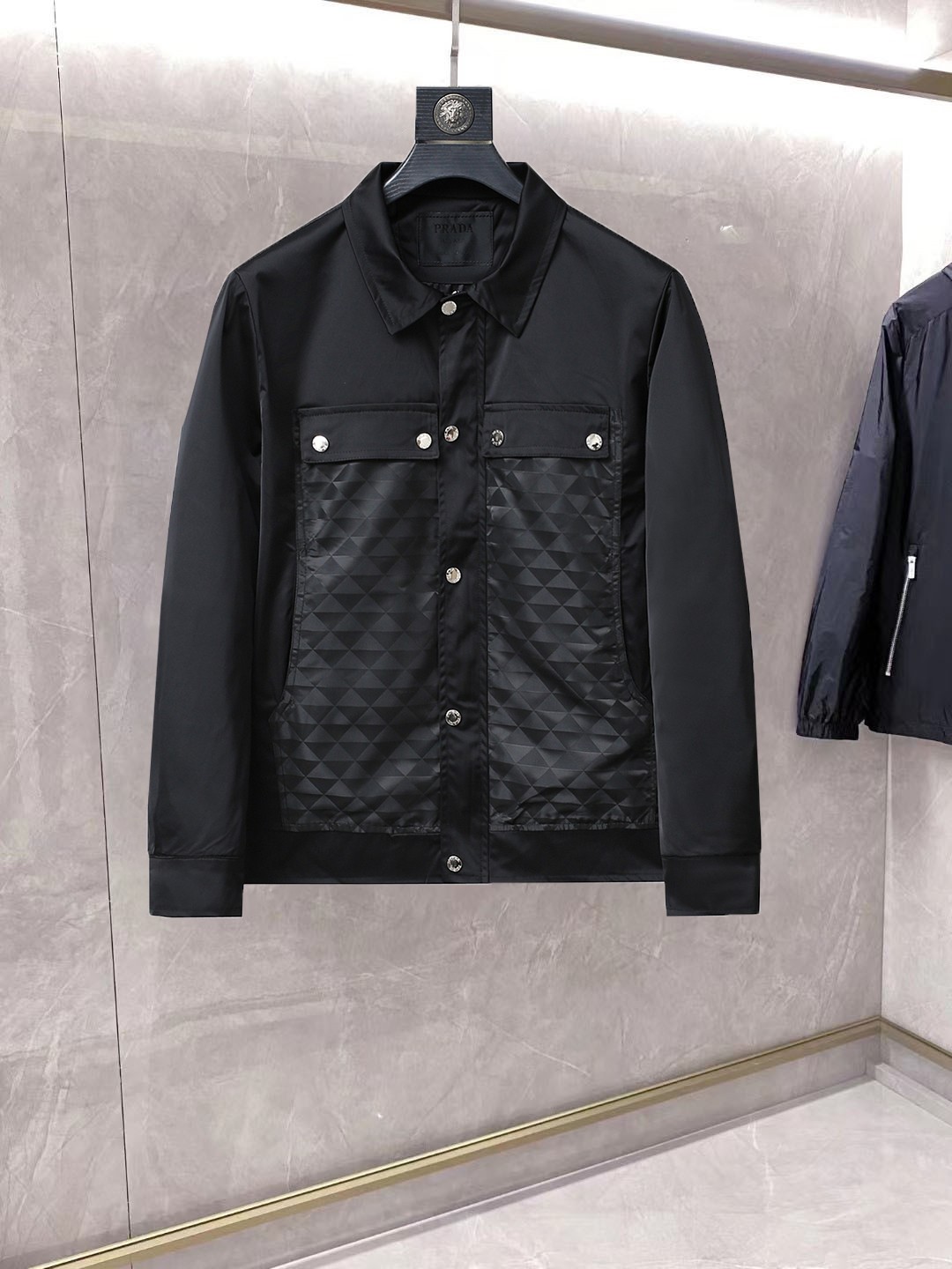 NO:861984,Same style as Prada official website, on sale in advance!  2026ss new spring men's jackets, original high-end version with three standards!  With hidden hood, custom-made fabrics at the counter, highly breathable and comfortable, impeccable details, brand element design concept, reflecting high quality. It feels delicate and soft!  It presents a casual cut and the upper body shape is awesome!  Size M～3XL, maximum wearing capacity is 195 catties.,,prada,jackets & coats,jackets & coats,hats,19860909普拉达 官网同款,提前发售！2026ss开春新款男士夹克外套,原单三标齐全高端版本！带隐藏帽,专柜定制面料 透气舒适度高,细节无可挑剔,品牌元素设计理念,体现高品质.手感细腻柔软！呈现休闲裁剪,上身版型超赞！码数M～3XL,最大穿195斤.,,prada,jackets & coats,jackets & coats,hats,,Men's clothing