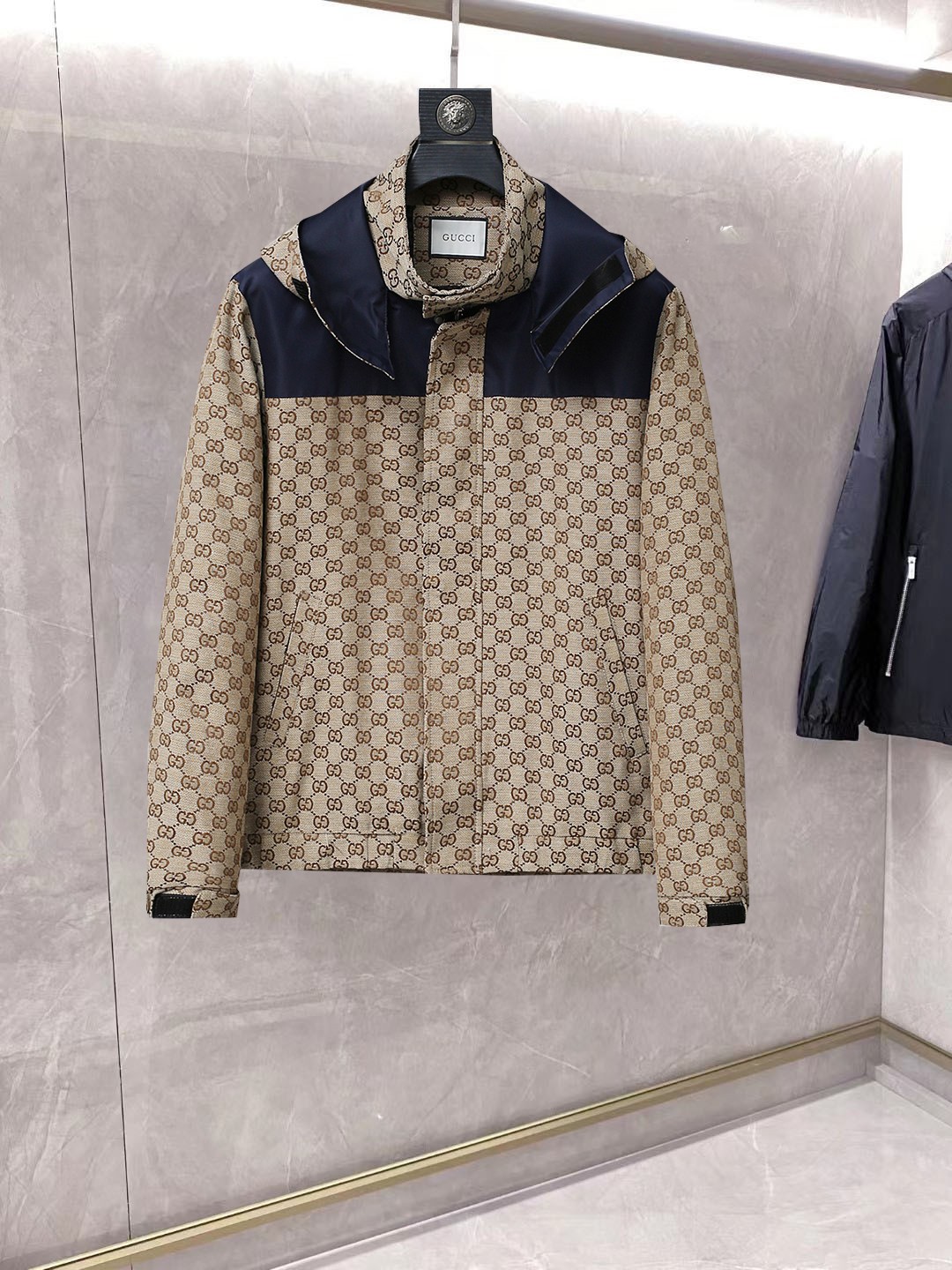 NO:861750,Same style as Gucci official website, on sale in advance!  2026ss new spring men's jackets, original high-end version with three standards!  With hidden hood, custom-made fabrics at the counter, highly breathable and comfortable, impeccable details, brand element design concept, reflecting high quality. It feels delicate and soft!  It presents a casual cut and the upper body shape is awesome!  Size M～3XL, maximum wearing capacity is 195 catties.,,jackets & coats,jackets & coats,hats,19860909古奇 官网同款,提前发售！2026ss开春新款男士夹克外套,原单三标齐全高端版本！带隐藏帽,专柜定制面料 透气舒适度高,细节无可挑剔,品牌元素设计理念,体现高品质.手感细腻柔软！呈现休闲裁剪,上身版型超赞！码数M～3XL,最大穿195斤.,,jackets & coats,jackets & coats,hats,,Men's clothing