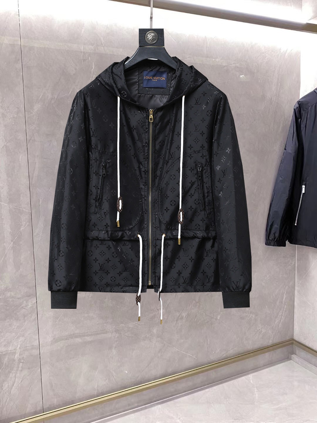 NO:861762,Same style as on LV official website, on sale in advance!  2026ss new spring men's jackets, original high-end version with three standards!  With hidden hood, custom-made fabrics at the counter, highly breathable and comfortable, impeccable details, brand element design concept, reflecting high quality. It feels delicate and soft!  It presents a casual cut and the upper body shape is awesome!  Size M～3XL, maximum wear is 195kg.,,louis vuitton,jackets & coats,jackets & coats,hats,19860909LV 官网同款,提前发售！2026ss开春新款男士夹克外套,原单三标齐全高端版本！带隐藏帽,专柜定制面料 透气舒适度高,细节无可挑剔,品牌元素设计理念,体现高品质.手感细腻柔软！呈现休闲裁剪,上身版型超赞！码数M～3XL,最大穿195斤.,,louis vuitton,jackets & coats,jackets & coats,hats,,Men's clothing