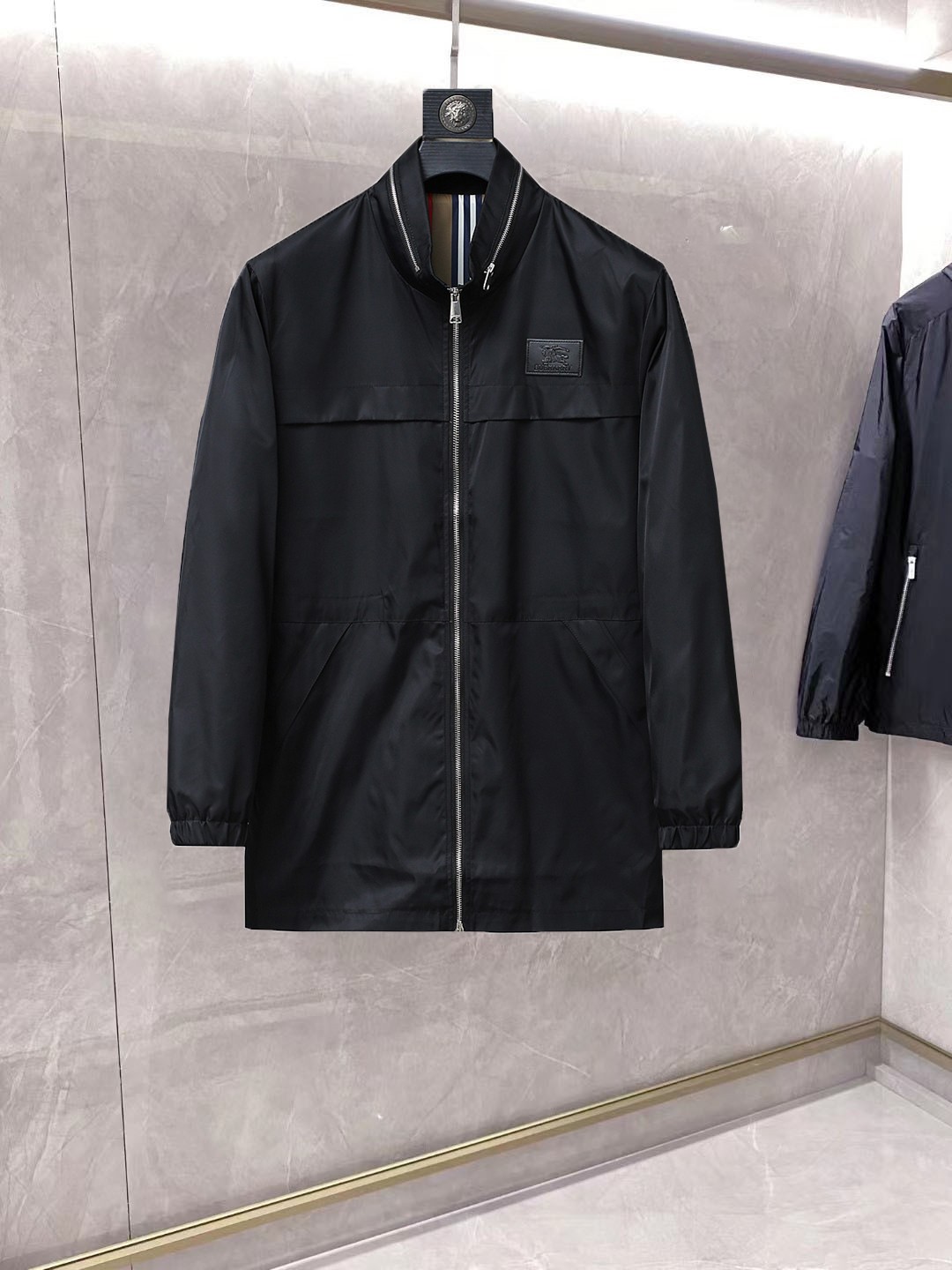 NO:861773,Same style as Burberry official website, on sale in advance!  2026ss new spring men's jackets, original high-end version with three standards!  With hidden hood, custom-made fabrics at the counter, highly breathable and comfortable, impeccable details, brand element design concept, reflecting high quality. It feels delicate and soft!  It presents a casual cut and the upper body shape is awesome!  Size M～3XL, maximum wearing capacity is 195 catties.,,burberry,jackets & coats,jackets & coats,hats,19860909巴宝莉 官网同款,提前发售！2026ss开春新款男士夹克外套,原单三标齐全高端版本！带隐藏帽,专柜定制面料 透气舒适度高,细节无可挑剔,品牌元素设计理念,体现高品质.手感细腻柔软！呈现休闲裁剪,上身版型超赞！码数M～3XL,最大穿195斤.,,burberry,jackets & coats,jackets & coats,hats,,Men's clothing