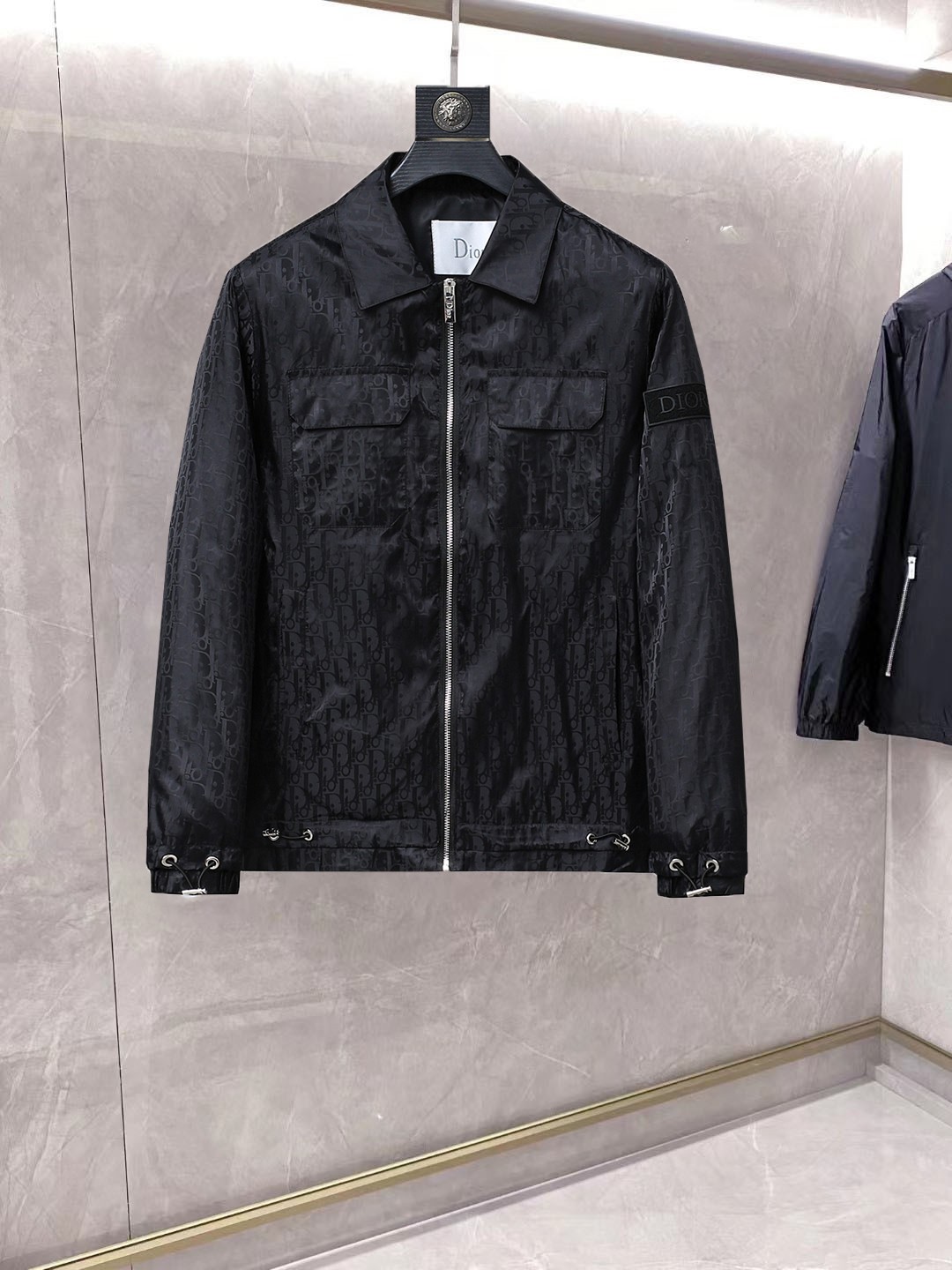 NO:861971,Same style as Dior official website, on sale in advance!  2026ss new spring men's jackets, original high-end version with three standards!  With hidden hood, custom-made fabrics at the counter, highly breathable and comfortable, impeccable details, brand element design concept, reflecting high quality. It feels delicate and soft!  It presents a casual cut and the upper body shape is awesome!  Size M～3XL, maximum wearing capacity is 195 catties.,,dior,jackets & coats,jackets & coats,hats,19860909迪奥 官网同款,提前发售！2026ss开春新款男士夹克外套,原单三标齐全高端版本！带隐藏帽,专柜定制面料 透气舒适度高,细节无可挑剔,品牌元素设计理念,体现高品质.手感细腻柔软！呈现休闲裁剪,上身版型超赞！码数M～3XL,最大穿195斤.,,dior,jackets & coats,jackets & coats,hats,,Men's clothing