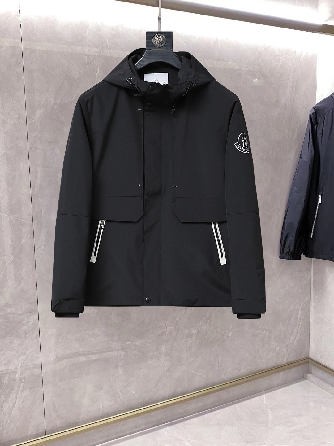 NO:861784,Same style as Mengkou official website, on sale in advance!  2026ss new spring men's jackets, original high-end version with three standards!  With hidden hood, custom-made fabrics at the counter, highly breathable and comfortable, impeccable details, brand element design concept, reflecting high quality. It feels delicate and soft!  It presents a casual cut and the upper body shape is awesome!  Size M～3XL, maximum wearing capacity is 195 catties.,,Moncler,jackets & coats,jackets & coats,hats,19860909蒙口 官网同款,提前发售！2026ss开春新款男士夹克外套,原单三标齐全高端版本！带隐藏帽,专柜定制面料 透气舒适度高,细节无可挑剔,品牌元素设计理念,体现高品质.手感细腻柔软！呈现休闲裁剪,上身版型超赞！码数M～3XL,最大穿195斤.,,Moncler,jackets & coats,jackets & coats,hats,,Men's clothing