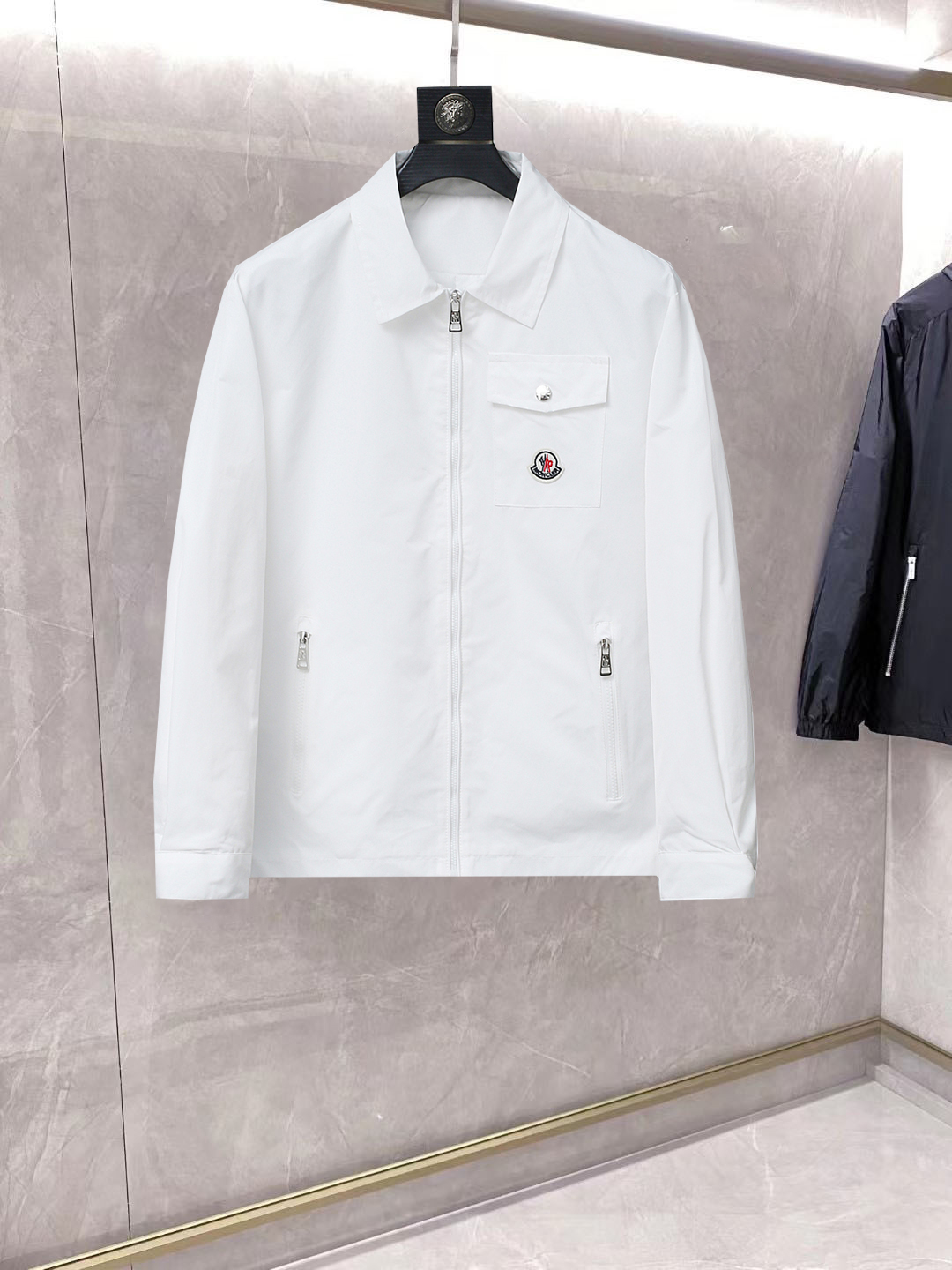 NO:861947,Same style as Mengkou official website, on sale in advance!  2026ss new spring men's jackets, original high-end version with three standards!  With hidden hood, custom-made fabrics at the counter, highly breathable and comfortable, impeccable details, brand element design concept, reflecting high quality. It feels delicate and soft!  It presents a casual cut and the upper body shape is awesome!  Size M～3XL, maximum wearing capacity is 195 catties.,,Moncler,jackets & coats,jackets & coats,hats,19860909蒙口 官网同款,提前发售！2026ss开春新款男士夹克外套,原单三标齐全高端版本！带隐藏帽,专柜定制面料 透气舒适度高,细节无可挑剔,品牌元素设计理念,体现高品质.手感细腻柔软！呈现休闲裁剪,上身版型超赞！码数M～3XL,最大穿195斤.,,Moncler,jackets & coats,jackets & coats,hats,,Men's clothing