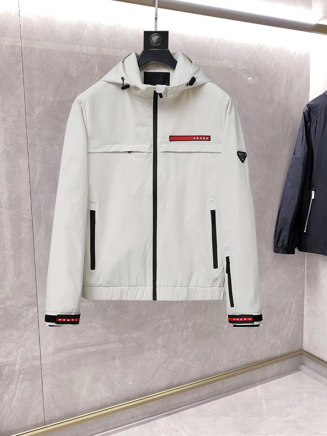 NO:861935,Same style as Prada official website, on sale in advance!  2026ss new spring men's jackets, original high-end version with three standards!  With hidden hood, custom-made fabrics at the counter, highly breathable and comfortable, impeccable details, brand element design concept, reflecting high quality. It feels delicate and soft!  It presents a casual cut and the upper body shape is awesome!  Size M～3XL, maximum wearing capacity is 195 catties.,,prada,jackets & coats,jackets & coats,hats,19860909普拉达 官网同款,提前发售！2026ss开春新款男士夹克外套,原单三标齐全高端版本！带隐藏帽,专柜定制面料 透气舒适度高,细节无可挑剔,品牌元素设计理念,体现高品质.手感细腻柔软！呈现休闲裁剪,上身版型超赞！码数M～3XL,最大穿195斤.,,prada,jackets & coats,jackets & coats,hats,,Men's clothing
