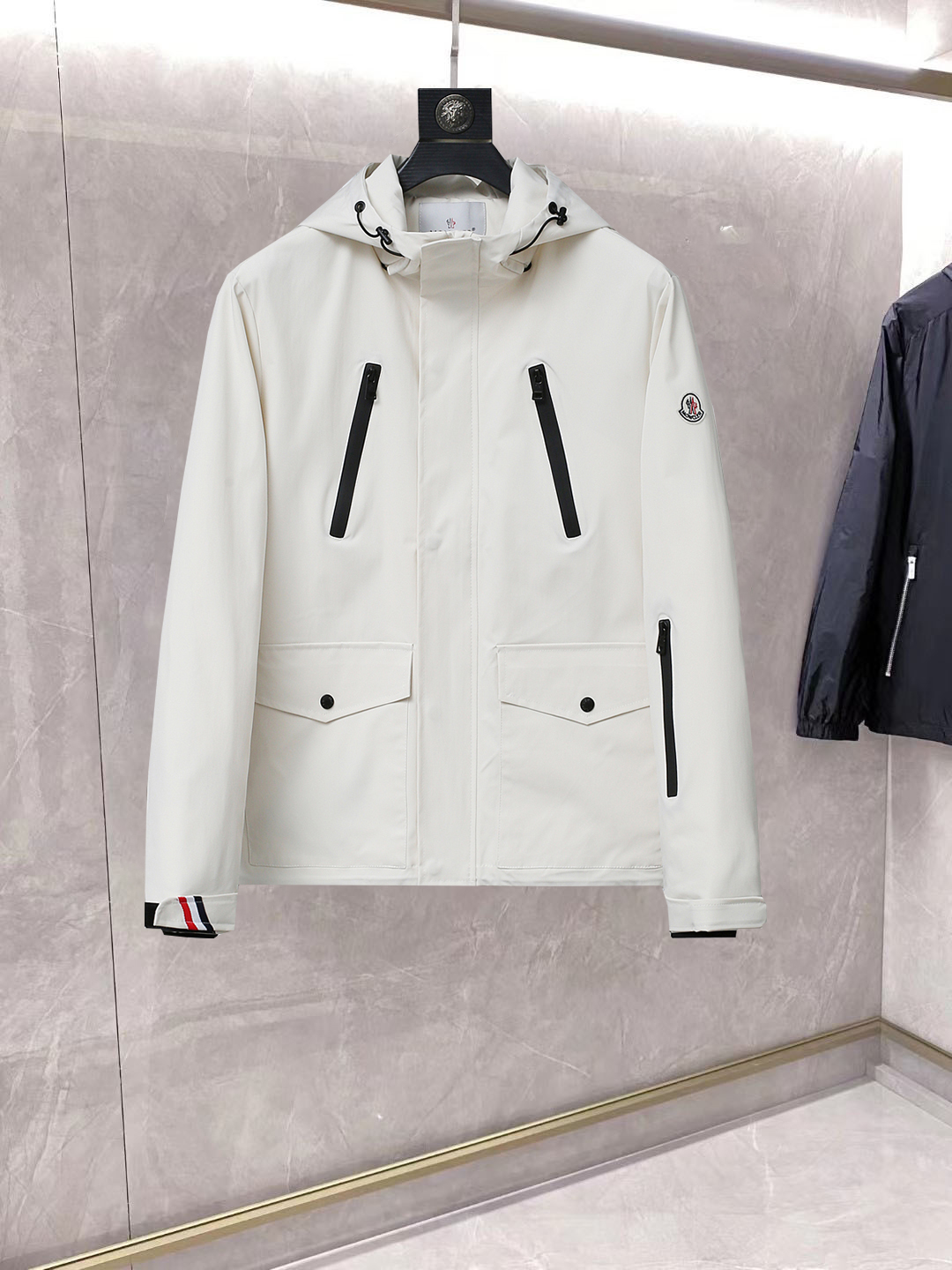 NO:861923,Same style as Mengkou official website, on sale in advance!  2026ss new spring men's jackets, original high-end version with three standards!  With hidden hood, custom-made fabrics at the counter, highly breathable and comfortable, impeccable details, brand element design concept, reflecting high quality. It feels delicate and soft!  It presents a casual cut and the upper body shape is awesome!  Size M～3XL, maximum wearing capacity is 195 catties.,,Moncler,jackets & coats,jackets & coats,hats,19860909蒙口 官网同款,提前发售！2026ss开春新款男士夹克外套,原单三标齐全高端版本！带隐藏帽,专柜定制面料 透气舒适度高,细节无可挑剔,品牌元素设计理念,体现高品质.手感细腻柔软！呈现休闲裁剪,上身版型超赞！码数M～3XL,最大穿195斤.,,Moncler,jackets & coats,jackets & coats,hats,,Men's clothing