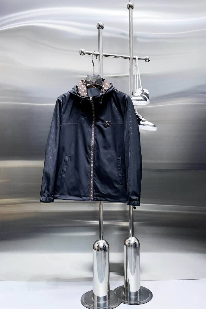 NO:876567,Same style as on LV official website, on sale in advance!  2026ss new spring men's jackets, original high-end version with three standards!  With hidden hood, custom-made fabrics at the counter, highly breathable and comfortable, impeccable details, brand element design concept, reflecting high quality. It feels delicate and soft!  It presents a casual cut and the upper body shape is awesome!  Size M～3XL, maximum wear is 195kg.,,louis vuitton,jackets & coats,jackets & coats,hats,19860909LV 官网同款,提前发售！2026ss开春新款男士夹克外套,原单三标齐全高端版本！带隐藏帽,专柜定制面料 透气舒适度高,细节无可挑剔,品牌元素设计理念,体现高品质.手感细腻柔软！呈现休闲裁剪,上身版型超赞！码数M～3XL,最大穿195斤.,,louis vuitton,jackets & coats,jackets & coats,hats,,Men's clothing