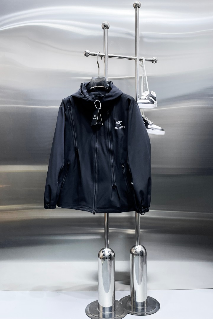 NO:876574,Same style as Arc’teryx official website, on sale in advance!  2026ss new spring men's jackets, original high-end version with three standards!  With hidden hood, custom-made fabrics at the counter, highly breathable and comfortable, impeccable details, brand element design concept, reflecting high quality. It feels delicate and soft!  It presents a casual cut and the upper body shape is awesome!  Size M～3XL, maximum wearing capacity is 195 catties.,arc'teryx,jackets & coats,jackets & coats,hats,19860909始祖鸟 官网同款,提前发售！2026ss开春新款男士夹克外套,原单三标齐全高端版本！带隐藏帽,专柜定制面料 透气舒适度高,细节无可挑剔,品牌元素设计理念,体现高品质.手感细腻柔软！呈现休闲裁剪,上身版型超赞！码数M～3XL,最大穿195斤.,arc'teryx,jackets & coats,jackets & coats,hats,,Men's clothing