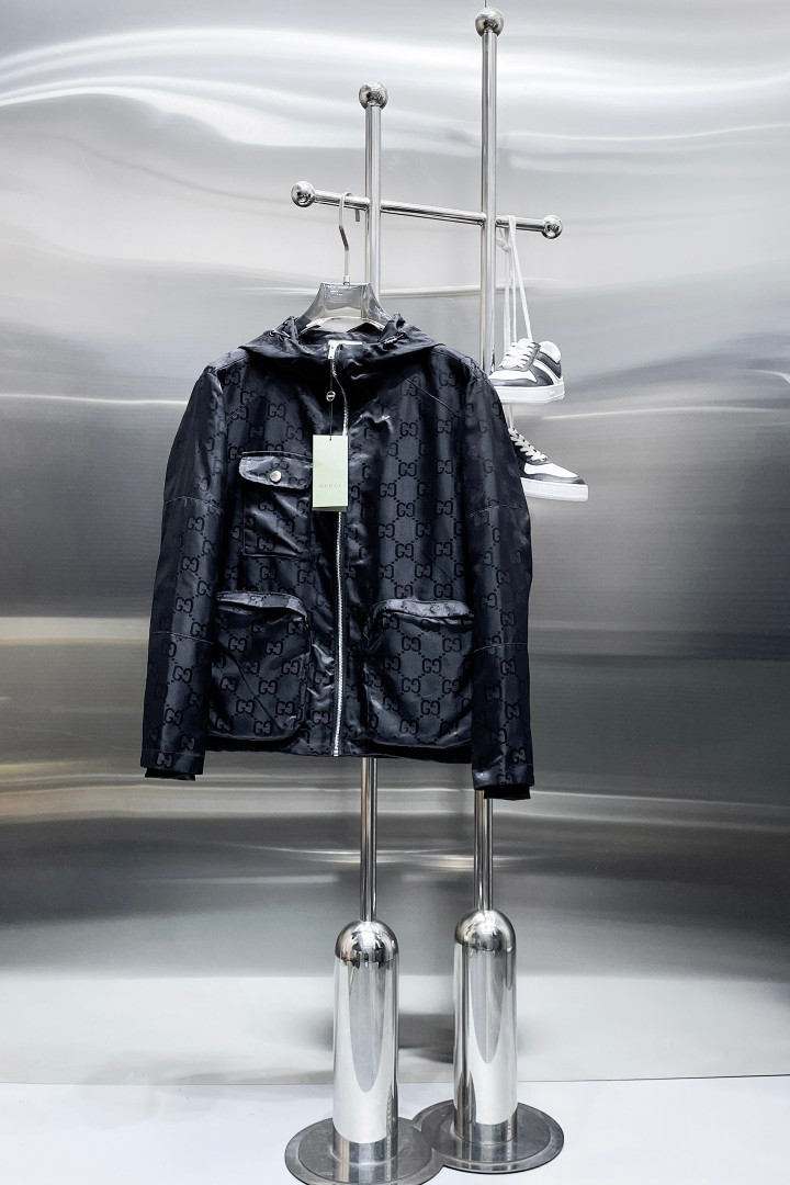 NO:118873,Guqi's same model on the official website, released in advance!  2025ss open winter new men's jacket, original single three-standard high-end version!  With hidden hat, customized fabric for counter, high breathability and comfort, impeccable details, brand element design concept, reflecting high quality. The feel is delicate and soft!  It is casually cut, with a great upper body style!  Number of code M~3XL, maximum wear 195 catties.,, jackets & coats, jackets & coats, hats, alexander wang19860909古奇 官网同款,提前发售！2025ss开冬新款男士夹克外套,原单三标齐全高端版本！带隐藏帽,专柜定制面料 透气舒适度高,细节无可挑剔,品牌元素设计理念,体现高品质.手感细腻柔软！呈现休闲裁剪,上身版型超赞！码数M～3XL,最大穿195斤.,,jackets & coats,jackets & coats,hats,alexander wang,Men's clothing