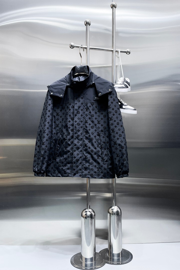 NO:876789,Same style as on LV official website, on sale in advance!  2026ss new spring men's jackets, original high-end version with three standards!  With hidden hood, custom-made fabrics at the counter, highly breathable and comfortable, impeccable details, brand element design concept, reflecting high quality. It feels delicate and soft!  It presents a casual cut and the upper body shape is awesome!  Size M～3XL, maximum wear is 195kg.,,louis vuitton,jackets & coats,jackets & coats,hats,19860909LV 官网同款,提前发售！2026ss开春新款男士夹克外套,原单三标齐全高端版本！带隐藏帽,专柜定制面料 透气舒适度高,细节无可挑剔,品牌元素设计理念,体现高品质.手感细腻柔软！呈现休闲裁剪,上身版型超赞！码数M～3XL,最大穿195斤.,,louis vuitton,jackets & coats,jackets & coats,hats,,Men's clothing