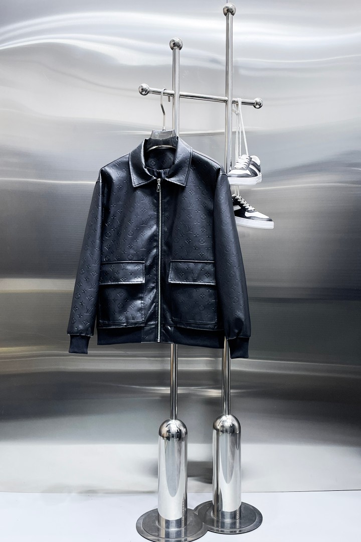 NO:876585,The same style as the LV official website, complete with three labels, sold in advance. 2026ss new spring men's leather jacket, original high-end version with complete three labels. Custom-made fabrics at the counter. Highly breathable and comfortable, impeccable details, brand element design concept, reflecting high quality. Delicate and soft feel. Casual tailoring, excellent upper body shape. Size M~3XL, maximum wearing capacity is 195 pounds. Louis vuitton, jackets & coats, jackets & coats, leather  jacket,19860909LV 官网同款,三标齐全,提前发售 2026ss开春新款男士皮衣夹克外套,原单三标齐全高端版本 专柜定制面料 透气舒适度高,细节无可挑剔,品牌元素设计理念,体现高品质.手感细腻柔软 呈现休闲裁剪,上身版型超赞 码数M～3XL,最大穿195斤,,louis vuitton,jackets & coats,jackets & coats,leather jacket,,Men's clothing