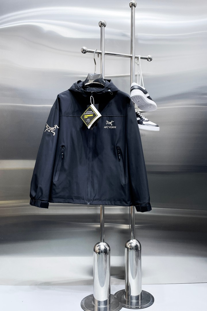 NO:876763,Same style as Arc’teryx official website, on sale in advance!  2026ss new spring men's jackets, original high-end version with three standards!  With hidden hood, custom-made fabrics at the counter, highly breathable and comfortable, impeccable details, brand element design concept, reflecting high quality. It feels delicate and soft!  It presents a casual cut and the upper body shape is awesome!  Size M～3XL, maximum wearing capacity is 195 catties.,arc'teryx,jackets & coats,jackets & coats,hats,19860909始祖鸟 官网同款,提前发售！2026ss开春新款男士夹克外套,原单三标齐全高端版本！带隐藏帽,专柜定制面料 透气舒适度高,细节无可挑剔,品牌元素设计理念,体现高品质.手感细腻柔软！呈现休闲裁剪,上身版型超赞！码数M～3XL,最大穿195斤.,arc'teryx,jackets & coats,jackets & coats,hats,,Men's clothing