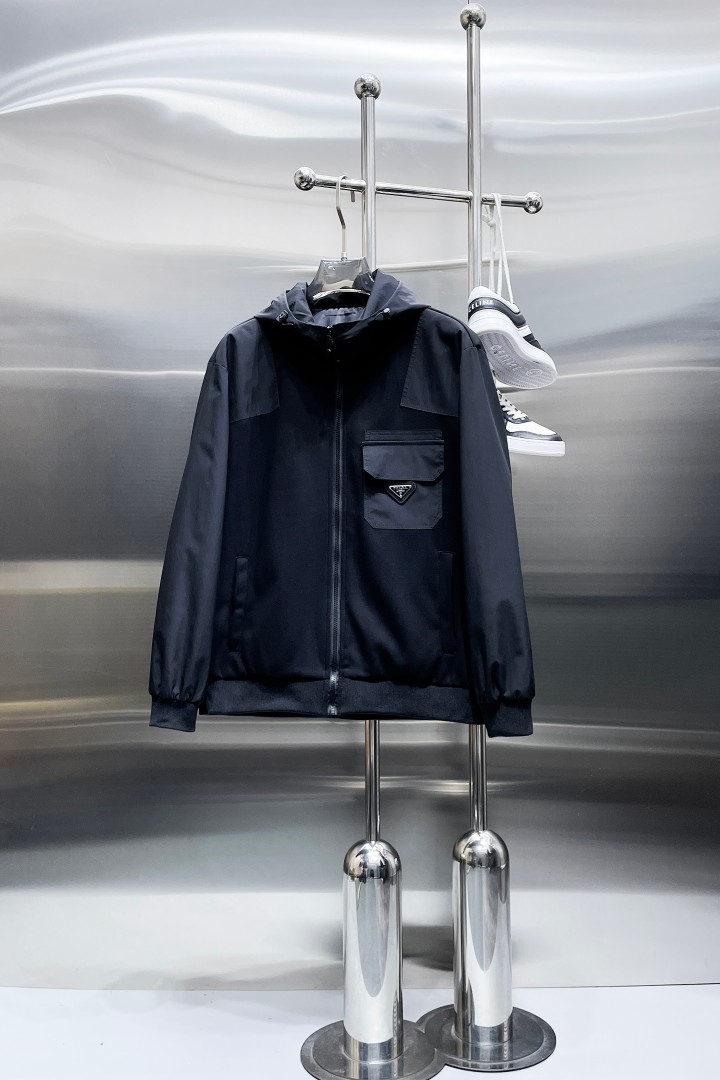 NO:876796,Same style as Prada official website, on sale in advance!  2026ss new spring men's jackets, original high-end version with three standards!  With hidden hood, custom-made fabrics at the counter, highly breathable and comfortable, impeccable details, brand element design concept, reflecting high quality. It feels delicate and soft!  It presents a casual cut and the upper body shape is awesome!  Size M～3XL, maximum wearing capacity is 195 catties.,,prada,jackets & coats,jackets & coats,hats,19860909普拉达 官网同款,提前发售！2026ss开春新款男士夹克外套,原单三标齐全高端版本！带隐藏帽,专柜定制面料 透气舒适度高,细节无可挑剔,品牌元素设计理念,体现高品质.手感细腻柔软！呈现休闲裁剪,上身版型超赞！码数M～3XL,最大穿195斤.,,prada,jackets & coats,jackets & coats,hats,,Men's clothing