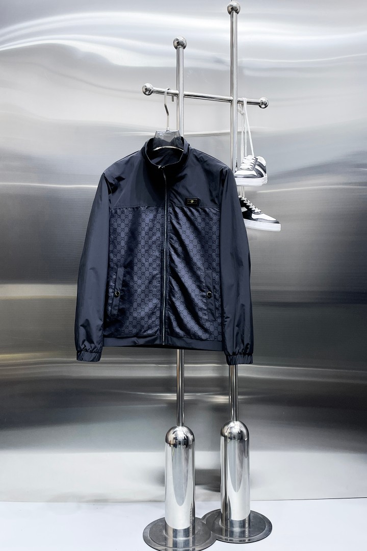 NO:876741,Same style as Gucci official website, on sale in advance!  2026ss new spring men's jackets, original high-end version with three standards!  With hidden hood, custom-made fabrics at the counter, highly breathable and comfortable, impeccable details, brand element design concept, reflecting high quality. It feels delicate and soft!  It presents a casual cut and the upper body shape is awesome!  Size M～3XL, maximum wearing capacity is 195 catties.,,jackets & coats,jackets & coats,hats,19860909古奇 官网同款,提前发售！2026ss开春新款男士夹克外套,原单三标齐全高端版本！带隐藏帽,专柜定制面料 透气舒适度高,细节无可挑剔,品牌元素设计理念,体现高品质.手感细腻柔软！呈现休闲裁剪,上身版型超赞！码数M～3XL,最大穿195斤.,,jackets & coats,jackets & coats,hats,,Men's clothing