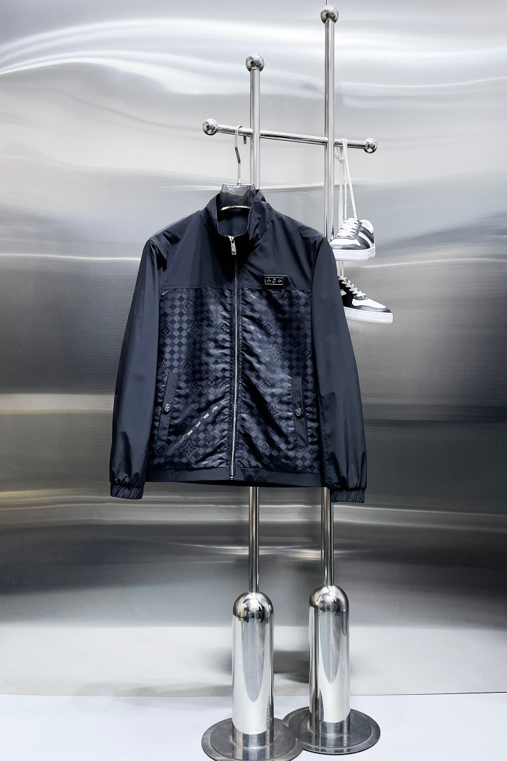 NO:876749,Same style as on LV official website, on sale in advance!  2026ss new spring men's jackets, original high-end version with three standards!  With hidden hood, custom-made fabrics at the counter, highly breathable and comfortable, impeccable details, brand element design concept, reflecting high quality. It feels delicate and soft!  It presents a casual cut and the upper body shape is awesome!  Size M～3XL, maximum wear is 195kg.,,louis vuitton,jackets & coats,jackets & coats,hats,19860909LV 官网同款,提前发售！2026ss开春新款男士夹克外套,原单三标齐全高端版本！带隐藏帽,专柜定制面料 透气舒适度高,细节无可挑剔,品牌元素设计理念,体现高品质.手感细腻柔软！呈现休闲裁剪,上身版型超赞！码数M～3XL,最大穿195斤.,,louis vuitton,jackets & coats,jackets & coats,hats,,Men's clothing