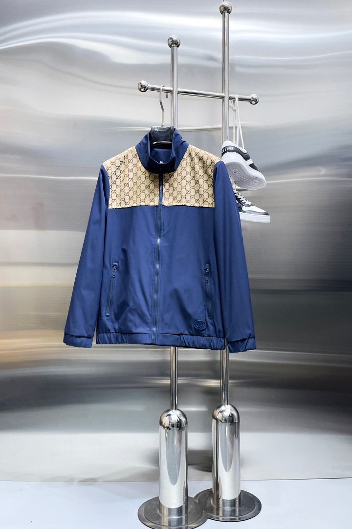 NO:876754,Same style as Gucci official website, on sale in advance!  2026ss new spring men's jackets, original high-end version with three standards!  With hidden hood, custom-made fabrics at the counter, highly breathable and comfortable, impeccable details, brand element design concept, reflecting high quality. It feels delicate and soft!  It presents a casual cut and the upper body shape is awesome!  Size M～3XL, maximum wearing capacity is 195 catties.,,jackets & coats,jackets & coats,hats,19860909古奇 官网同款,提前发售！2026ss开春新款男士夹克外套,原单三标齐全高端版本！带隐藏帽,专柜定制面料 透气舒适度高,细节无可挑剔,品牌元素设计理念,体现高品质.手感细腻柔软！呈现休闲裁剪,上身版型超赞！码数M～3XL,最大穿195斤.,,jackets & coats,jackets & coats,hats,,Men's clothing
