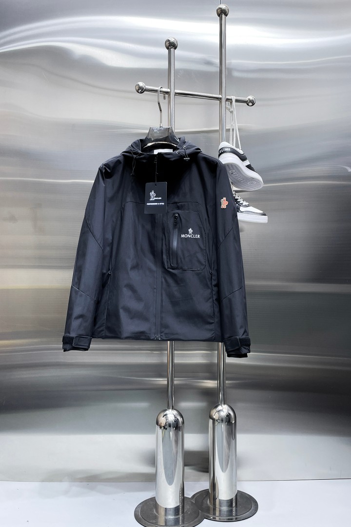 NO:876590,Same style as Mengkou official website, on sale in advance!  2026ss spring new men's double-sided jacket, original single and three-standard high-end version!  With hidden hood, custom-made fabrics at the counter, highly breathable and comfortable, impeccable details, brand element design concept, reflecting high quality. It feels delicate and soft!  It presents a casual cut and the upper body shape is awesome!  Size M～3XL, maximum wearing capacity is 195 catties.,,Moncler,jackets & coats,jackets & coats,hats,19860909蒙口 官网同款,提前发售！2026ss开春新款男士双面夹克外套,原单三标齐全高端版本！带隐藏帽,专柜定制面料 透气舒适度高,细节无可挑剔,品牌元素设计理念,体现高品质.手感细腻柔软！呈现休闲裁剪,上身版型超赞！码数M～3XL,最大穿195斤.,,Moncler,jackets & coats,jackets & coats,hats,,Men's clothing