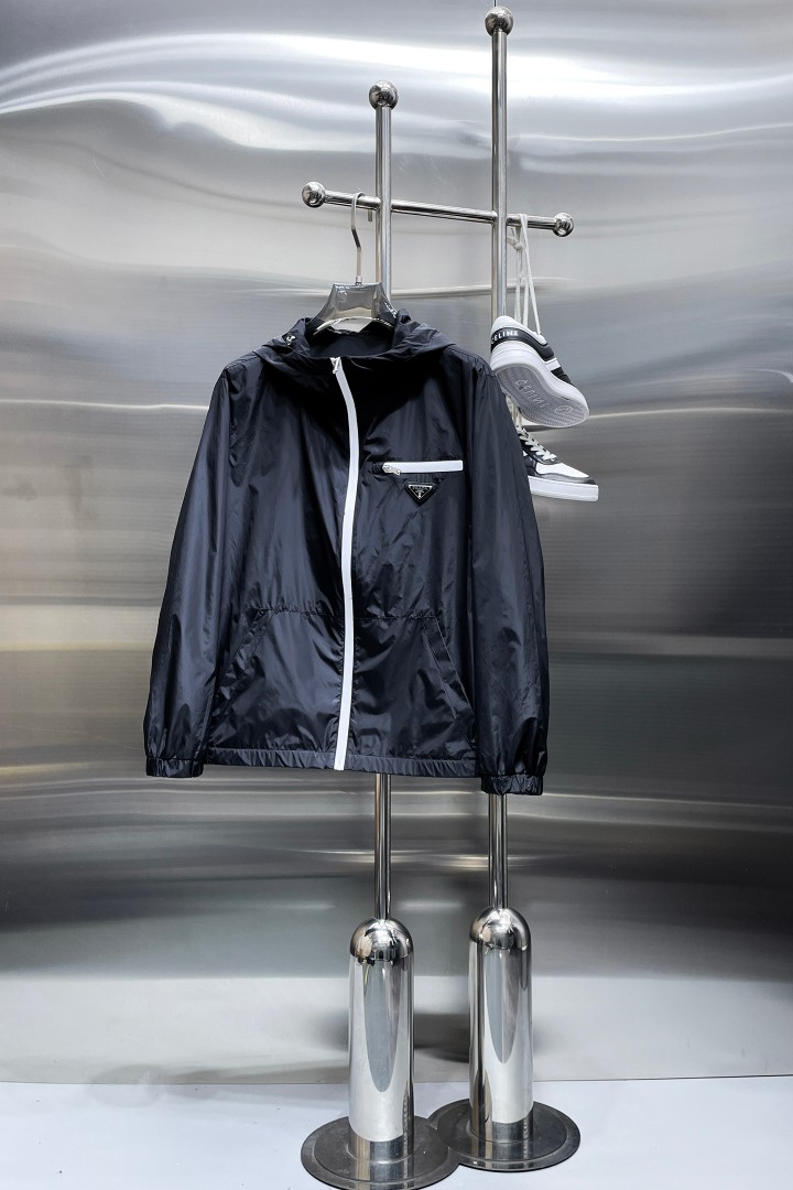 NO:876783,Same style as Prada official website, on sale in advance!  2026ss spring new men's double-sided jacket, original single and three-standard high-end version!  With hidden hood, custom-made fabrics at the counter, highly breathable and comfortable, impeccable details, brand element design concept, reflecting high quality. It feels delicate and soft!  It presents a casual cut and the upper body shape is awesome!  Size M～3XL, maximum wearing capacity is 195 catties.,,prada,jackets & coats,jackets & coats,hats,19860909普拉达 官网同款,提前发售！2026ss开春新款男士双面夹克外套,原单三标齐全高端版本！带隐藏帽,专柜定制面料 透气舒适度高,细节无可挑剔,品牌元素设计理念,体现高品质.手感细腻柔软！呈现休闲裁剪,上身版型超赞！码数M～3XL,最大穿195斤.,,prada,jackets & coats,jackets & coats,hats,,Men's clothing