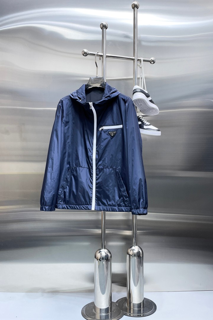 NO:876774,Same style as Prada official website, on sale in advance!  2026ss spring new men's double-sided jacket, original single and three-standard high-end version!  With hidden hood, custom-made fabrics at the counter, highly breathable and comfortable, impeccable details, brand element design concept, reflecting high quality. It feels delicate and soft!  It presents a casual cut and the upper body shape is awesome!  Size M～3XL, maximum wearing capacity is 195 catties.,,prada,jackets & coats,jackets & coats,hats,19860909普拉达 官网同款,提前发售！2026ss开春新款男士双面夹克外套,原单三标齐全高端版本！带隐藏帽,专柜定制面料 透气舒适度高,细节无可挑剔,品牌元素设计理念,体现高品质.手感细腻柔软！呈现休闲裁剪,上身版型超赞！码数M～3XL,最大穿195斤.,,prada,jackets & coats,jackets & coats,hats,,Men's clothing