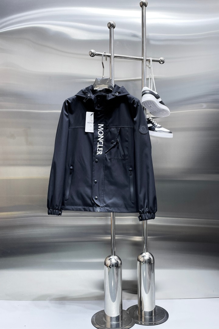 NO:876599,Same style as Mengkou official website, on sale in advance!  2026ss spring new men's double-sided jacket, original single and three-standard high-end version!  With hidden hood, custom-made fabrics at the counter, highly breathable and comfortable, impeccable details, brand element design concept, reflecting high quality. It feels delicate and soft!  It presents a casual cut and the upper body shape is awesome!  Size M～3XL, maximum wearing capacity is 195 catties.,,Moncler,jackets & coats,jackets & coats,hats,19860909蒙口 官网同款,提前发售！2026ss开春新款男士双面夹克外套,原单三标齐全高端版本！带隐藏帽,专柜定制面料 透气舒适度高,细节无可挑剔,品牌元素设计理念,体现高品质.手感细腻柔软！呈现休闲裁剪,上身版型超赞！码数M～3XL,最大穿195斤.,,Moncler,jackets & coats,jackets & coats,hats,,Men's clothing