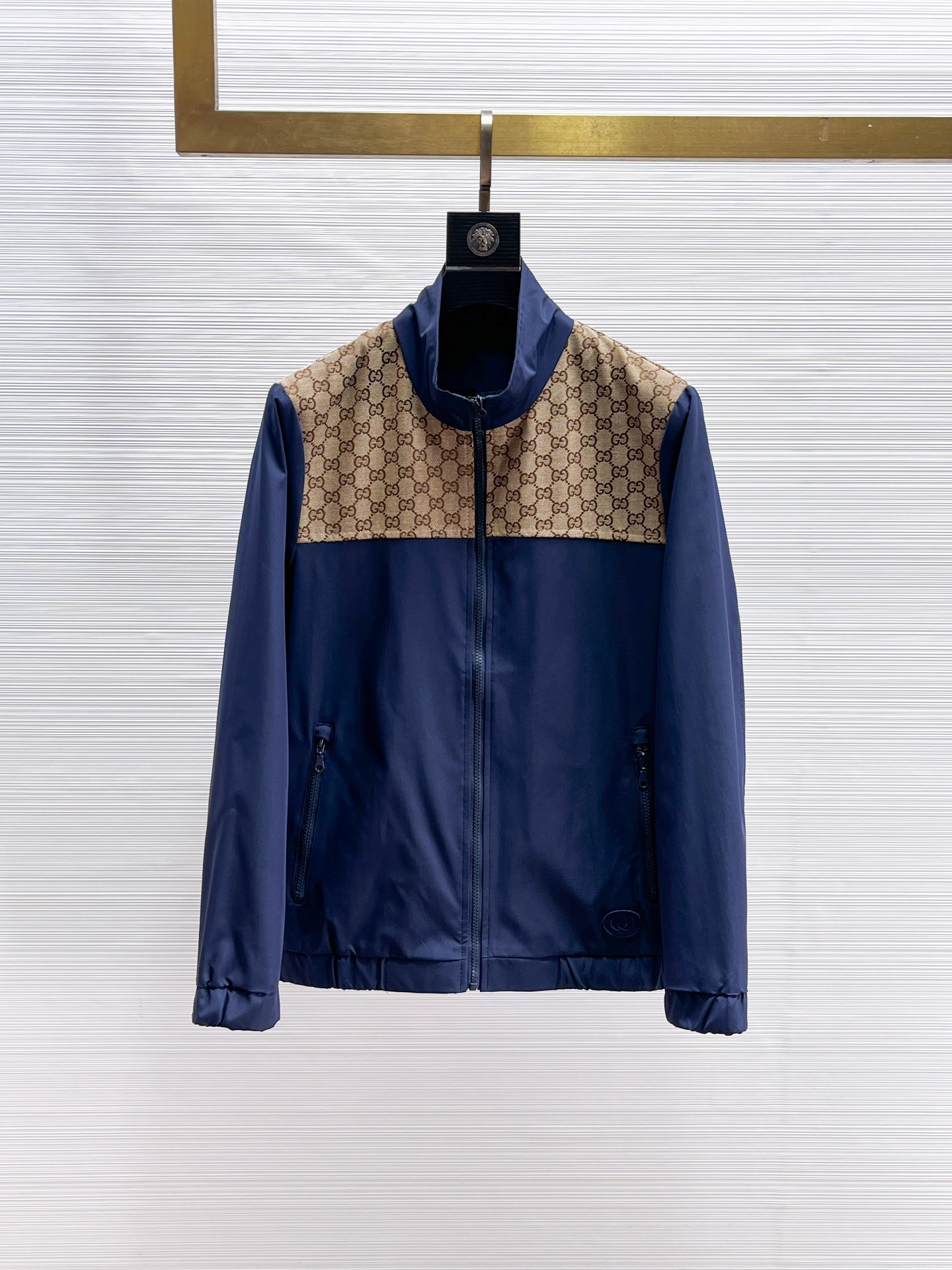 NO:869904,Same style as Gucci official website, on sale in advance!  2026ss new spring men's jackets, original high-end version with three standards!  Custom-made fabrics at the counter are highly breathable and comfortable, with impeccable details and brand element design concepts, reflecting high quality. It feels delicate and soft!  It presents a casual cut and the upper body shape is awesome!  Size M～3XL, maximum wearing capacity is 195 catties.,,jackets & coats,jackets & coats,19860909古奇 官网同款,提前发售！2026ss开春新款男士夹克外套,原单三标齐全高端版本！专柜定制面料 透气舒适度高,细节无可挑剔,品牌元素设计理念,体现高品质.手感细腻柔软！呈现休闲裁剪,上身版型超赞！码数M～3XL,最大穿195斤.,,jackets & coats,jackets & coats,,Men's clothing