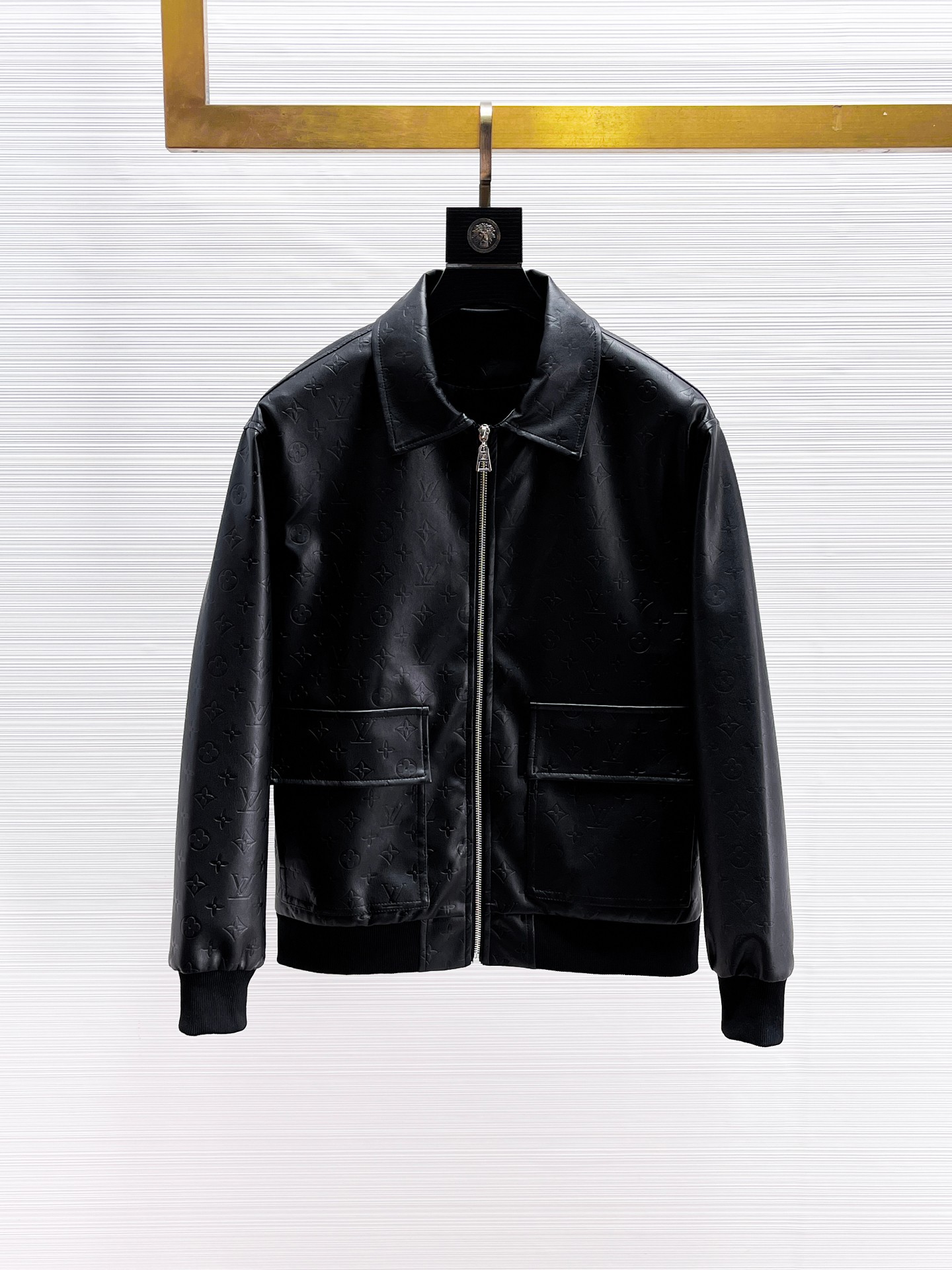 NO:869025,LV 2026 spring leather counter new casual fashion jacket, ultra-avant-garde design style, delicate and comfortable, very light to wear and not easy to wrinkle. Multiple craftsmanship. The overall design is quite visual, the upper body is casual and stylish, and has a certain degree of stiffness. It is definitely at the forefront of fashion. It is recommended for urban leisure. Size M-XXXL (175, 140 pounds, L, maximum wear 200 pounds),, louis vuitton, jackets &  coats,leather jacket,19860909LV 2026开春皮衣专柜新款休闲时尚夹克 超前卫设计风格 细腻舒适 穿着非常轻便不易起皱.多重重工艺 整体的设计颇具视觉感,上身休闲有型,有一定的挺括度,绝对走在时尚最尖端的气质感推荐,都市休闲必备.尺码 M-XXXL(175 140斤穿L 最大穿200斤),,louis vuitton,jackets & coats,leather jacket,,Men's clothing