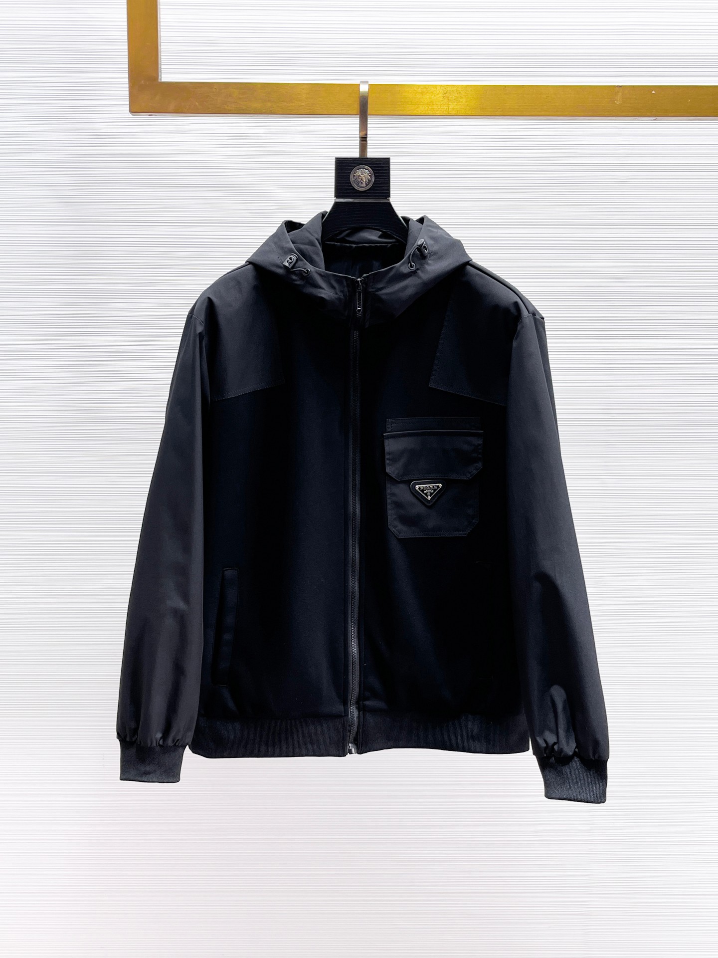 NO:869903,Same style as Prada official website, on sale in advance!  2026ss new spring men's jackets, original high-end version with three standards!  With hidden hood, custom-made fabrics at the counter, highly breathable and comfortable, impeccable details, brand element design concept, reflecting high quality. It feels delicate and soft!  It presents a casual cut and the upper body shape is awesome!  Size M～3XL, maximum wearing capacity is 195 catties.,,prada,jackets & coats,jackets & coats,hats,19860909普拉达 官网同款,提前发售！2026ss开春新款男士夹克外套,原单三标齐全高端版本！带隐藏帽,专柜定制面料 透气舒适度高,细节无可挑剔,品牌元素设计理念,体现高品质.手感细腻柔软！呈现休闲裁剪,上身版型超赞！码数M～3XL,最大穿195斤.,,prada,jackets & coats,jackets & coats,hats,,Men's clothing