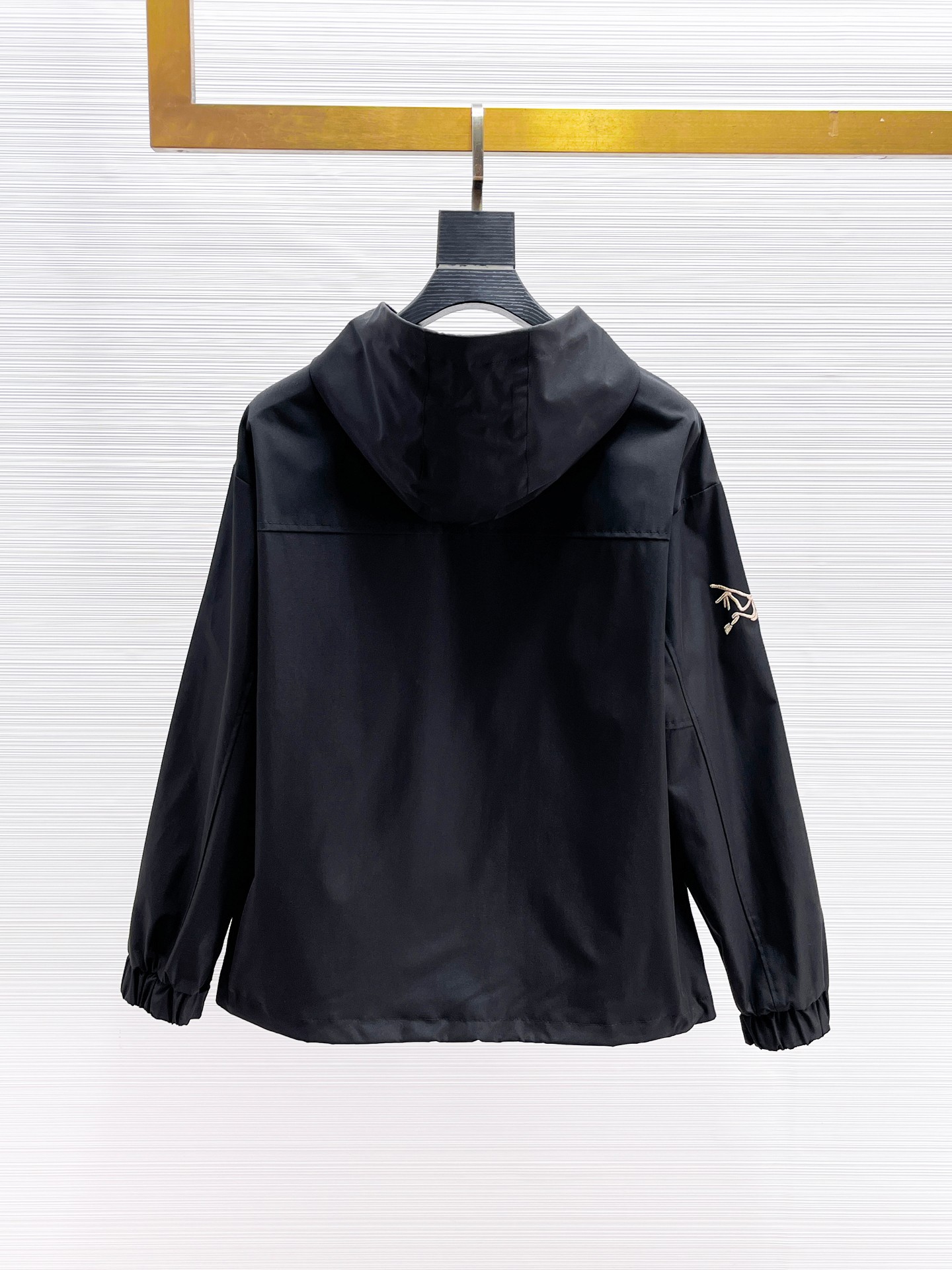 NO:869909,Same style as Arc’teryx official website, on sale in advance!  2026ss new spring men's jackets, original high-end version with three standards!  With hidden hood, custom-made fabrics at the counter, highly breathable and comfortable, impeccable details, brand element design concept, reflecting high quality. It feels delicate and soft!  It presents a casual cut and the upper body shape is awesome!  Size M～3XL, maximum wearing capacity is 195 catties.,arc'teryx,jackets & coats,jackets & coats,hats,19860909始祖鸟 官网同款,提前发售！2026ss开春新款男士夹克外套,原单三标齐全高端版本！带隐藏帽,专柜定制面料 透气舒适度高,细节无可挑剔,品牌元素设计理念,体现高品质.手感细腻柔软！呈现休闲裁剪,上身版型超赞！码数M～3XL,最大穿195斤.,arc'teryx,jackets & coats,jackets & coats,hats,,Men's clothing