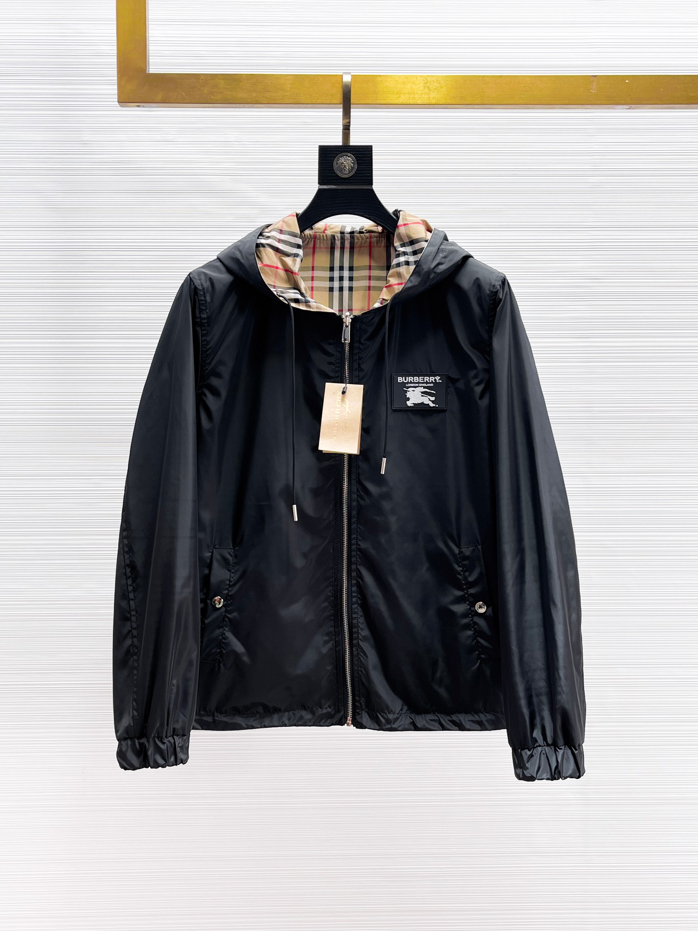 NO:869033,Same style as Burberry official website, on sale in advance!  2026ss spring new men's double-sided jacket, original single and three-standard high-end version!  With hidden hood, custom-made fabrics at the counter, highly breathable and comfortable, impeccable details, brand element design concept, reflecting high quality. It feels delicate and soft!  It presents a casual cut and the upper body shape is awesome!  Size M～3XL, maximum wearing capacity is 195 catties.,,burberry,jackets & coats,jackets & coats,hats,19860909巴宝莉 官网同款,提前发售！2026ss开春新款男士双面夹克外套,原单三标齐全高端版本！带隐藏帽,专柜定制面料 透气舒适度高,细节无可挑剔,品牌元素设计理念,体现高品质.手感细腻柔软！呈现休闲裁剪,上身版型超赞！码数M～3XL,最大穿195斤.,,burberry,jackets & coats,jackets & coats,hats,,Men's clothing