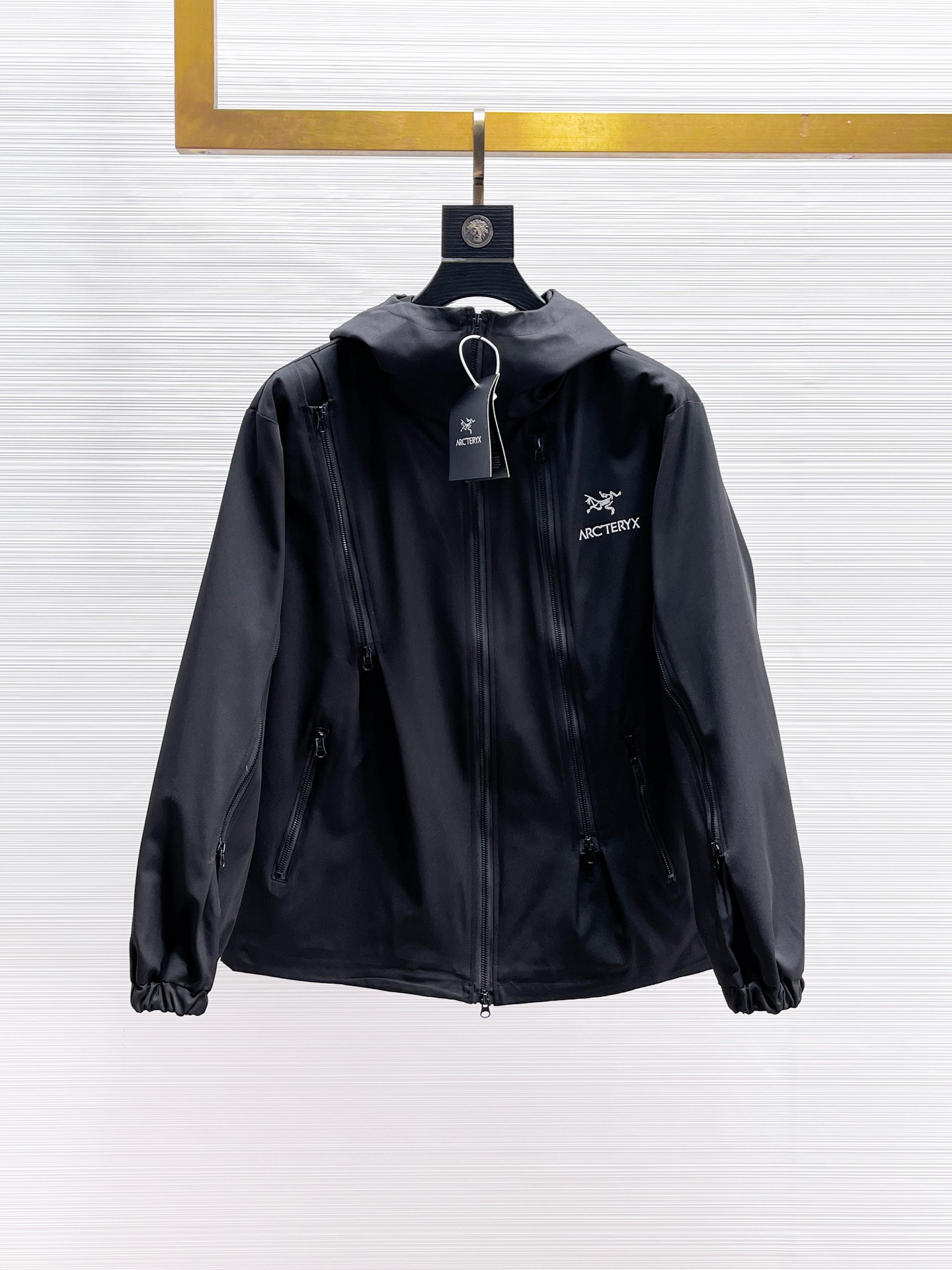 NO:869040,Same style as Arc’teryx official website, on sale in advance!  2026ss new spring men's jackets, original high-end version with three standards!  With hidden hood, custom-made fabrics at the counter, highly breathable and comfortable, impeccable details, brand element design concept, reflecting high quality. It feels delicate and soft!  It presents a casual cut and the upper body shape is awesome!  Size M～3XL, maximum wearing capacity is 195 catties.,arc'teryx,jackets & coats,jackets & coats,hats,19860909始祖鸟 官网同款,提前发售！2026ss开春新款男士夹克外套,原单三标齐全高端版本！带隐藏帽,专柜定制面料 透气舒适度高,细节无可挑剔,品牌元素设计理念,体现高品质.手感细腻柔软！呈现休闲裁剪,上身版型超赞！码数M～3XL,最大穿195斤.,arc'teryx,jackets & coats,jackets & coats,hats,,Men's clothing