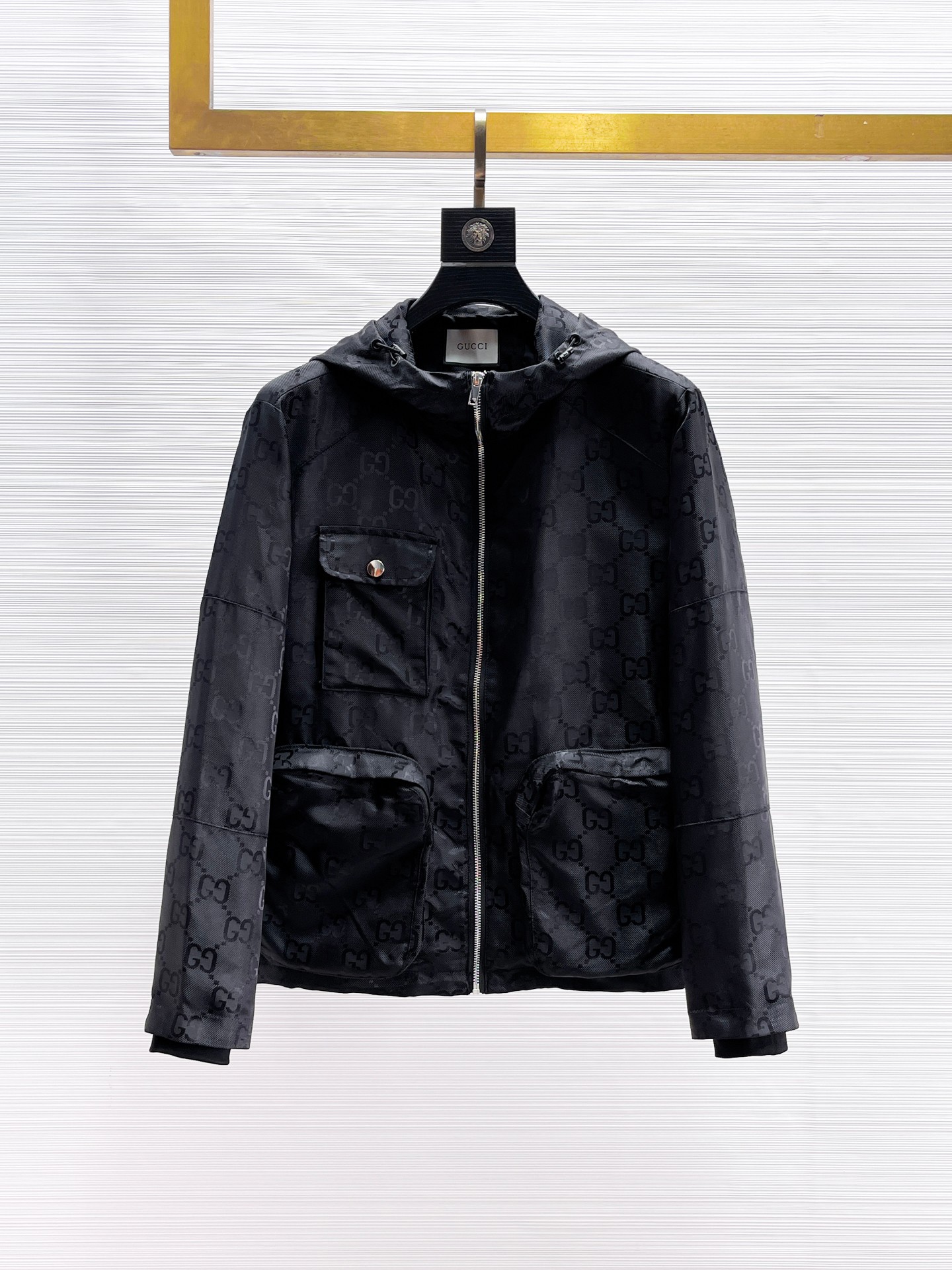 NO:869047,Same style as Gucci official website, on sale in advance!  2026ss new spring men's jackets, original high-end version with three standards!  With hidden hood, custom-made fabrics at the counter, highly breathable and comfortable, impeccable details, brand element design concept, reflecting high quality. It feels delicate and soft!  It presents a casual cut and the upper body shape is awesome!  Size M～3XL, maximum wearing capacity is 195 catties.,,jackets & coats,jackets & coats,hats,19860909古奇 官网同款,提前发售！2026ss开春新款男士夹克外套,原单三标齐全高端版本！带隐藏帽,专柜定制面料 透气舒适度高,细节无可挑剔,品牌元素设计理念,体现高品质.手感细腻柔软！呈现休闲裁剪,上身版型超赞！码数M～3XL,最大穿195斤.,,jackets & coats,jackets & coats,hats,,Men's clothing