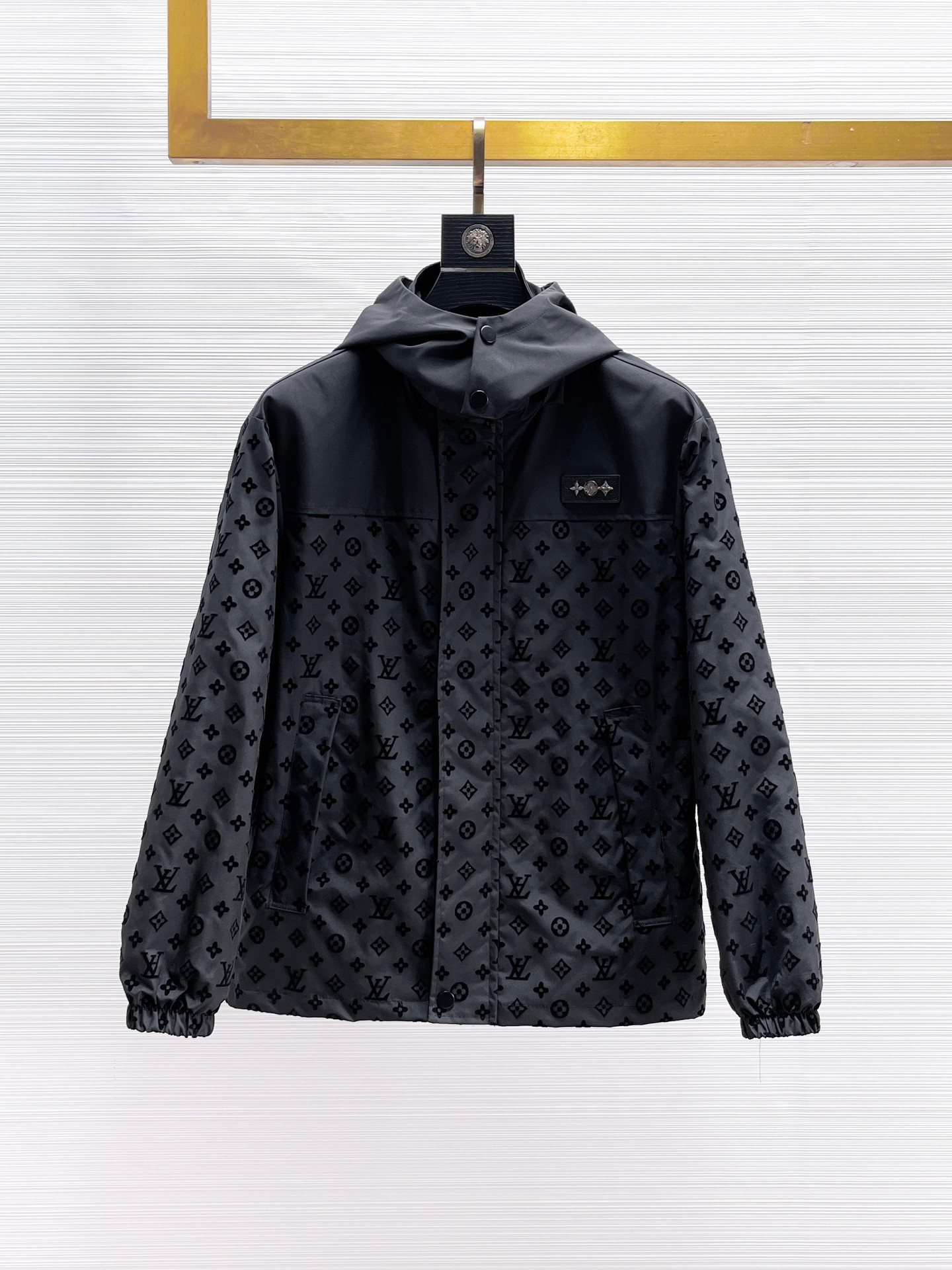 NO:869915,Same style as on LV official website, on sale in advance!  2026ss new spring men's jackets, original high-end version with three standards!  With hidden hood, custom-made fabrics at the counter, highly breathable and comfortable, impeccable details, brand element design concept, reflecting high quality. It feels delicate and soft!  It presents a casual cut and the upper body shape is awesome!  Size M～3XL, maximum wear is 195kg.,,louis vuitton,jackets & coats,jackets & coats,hats,19860909LV 官网同款,提前发售！2026ss开春新款男士夹克外套,原单三标齐全高端版本！带隐藏帽,专柜定制面料 透气舒适度高,细节无可挑剔,品牌元素设计理念,体现高品质.手感细腻柔软！呈现休闲裁剪,上身版型超赞！码数M～3XL,最大穿195斤.,,louis vuitton,jackets & coats,jackets & coats,hats,,Men's clothing