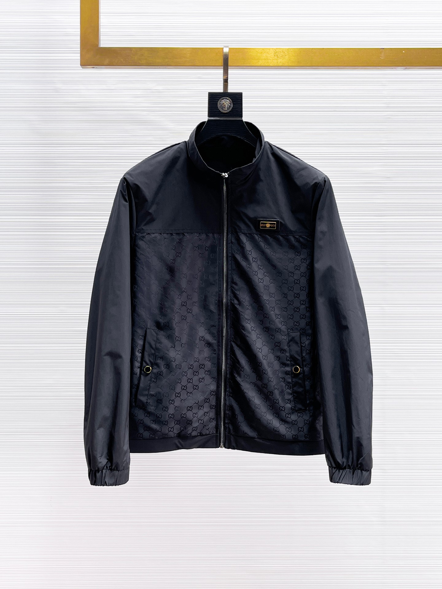 NO:869921,Same style as Gucci official website, on sale in advance!  2026ss new spring men's jackets, original high-end version with three standards!  With hidden hood, custom-made fabrics at the counter, highly breathable and comfortable, impeccable details, brand element design concept, reflecting high quality. It feels delicate and soft!  It presents a casual cut and the upper body shape is awesome!  Size M～3XL, maximum wearing capacity is 195 catties.,,jackets & coats,jackets & coats,hats,19860909古奇 官网同款,提前发售！2026ss开春新款男士夹克外套,原单三标齐全高端版本！带隐藏帽,专柜定制面料 透气舒适度高,细节无可挑剔,品牌元素设计理念,体现高品质.手感细腻柔软！呈现休闲裁剪,上身版型超赞！码数M～3XL,最大穿195斤.,,jackets & coats,jackets & coats,hats,,Men's clothing