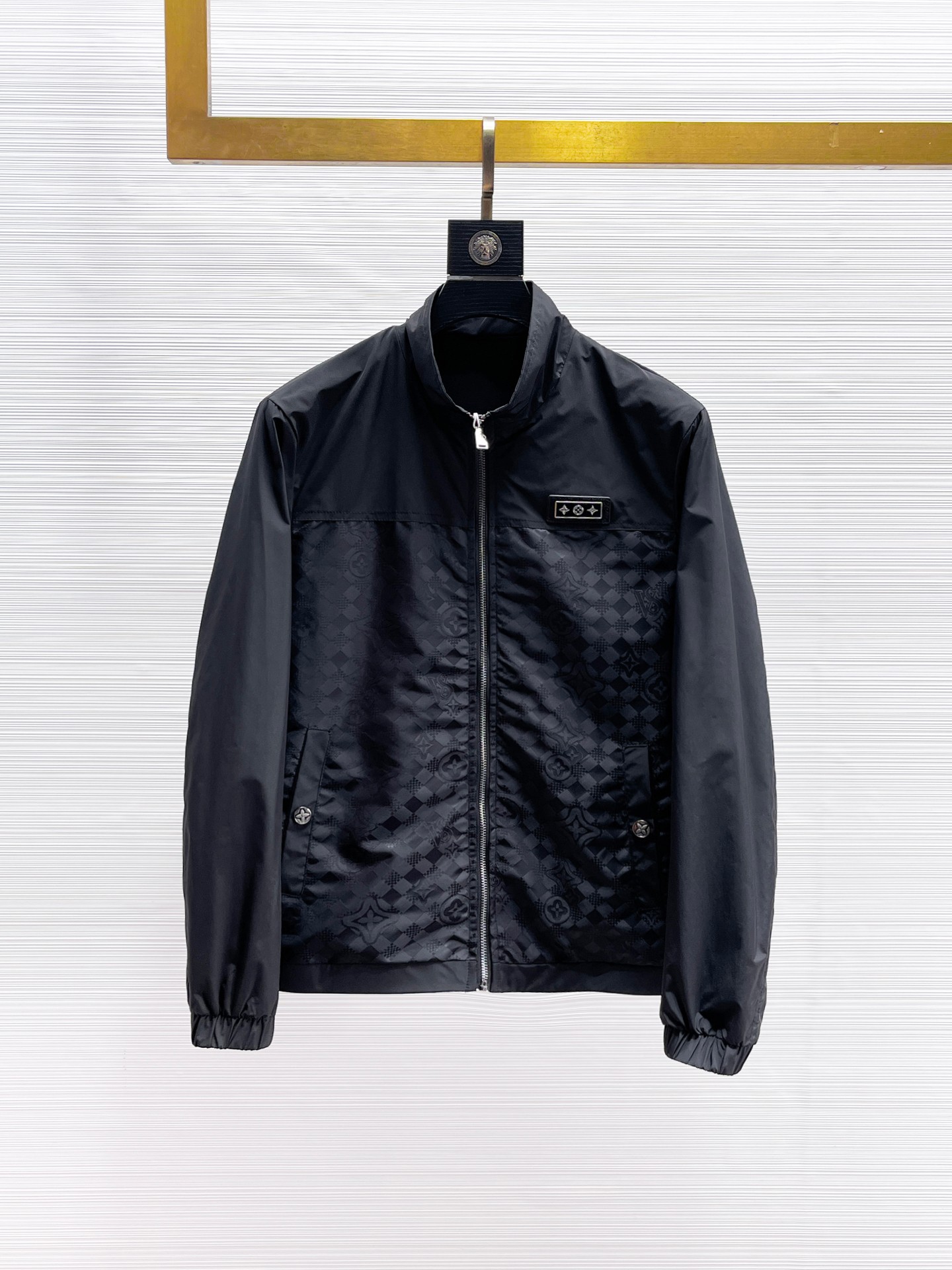 NO:869926,Same style as on LV official website, on sale in advance!  2026ss new spring men's jackets, original high-end version with three standards!  With hidden hood, custom-made fabrics at the counter, highly breathable and comfortable, impeccable details, brand element design concept, reflecting high quality. It feels delicate and soft!  It presents a casual cut and the upper body shape is awesome!  Size M～3XL, maximum wear is 195kg.,,louis vuitton,jackets & coats,jackets & coats,hats,19860909LV 官网同款,提前发售！2026ss开春新款男士夹克外套,原单三标齐全高端版本！带隐藏帽,专柜定制面料 透气舒适度高,细节无可挑剔,品牌元素设计理念,体现高品质.手感细腻柔软！呈现休闲裁剪,上身版型超赞！码数M～3XL,最大穿195斤.,,louis vuitton,jackets & coats,jackets & coats,hats,,Men's clothing