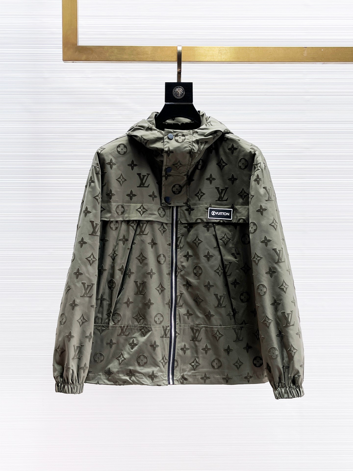 NO:869054,Same style as on LV official website, on sale in advance!  2026ss new spring men's jackets, original high-end version with three standards!  With hidden hood, custom-made fabrics at the counter, highly breathable and comfortable, impeccable details, brand element design concept, reflecting high quality. It feels delicate and soft!  It presents a casual cut and the upper body shape is awesome!  Size M～3XL, maximum wear is 195kg.,,louis vuitton,jackets & coats,jackets & coats,hats,19860909LV 官网同款,提前发售！2026ss开春新款男士夹克外套,原单三标齐全高端版本！带隐藏帽,专柜定制面料 透气舒适度高,细节无可挑剔,品牌元素设计理念,体现高品质.手感细腻柔软！呈现休闲裁剪,上身版型超赞！码数M～3XL,最大穿195斤.,,louis vuitton,jackets & coats,jackets & coats,hats,,Men's clothing