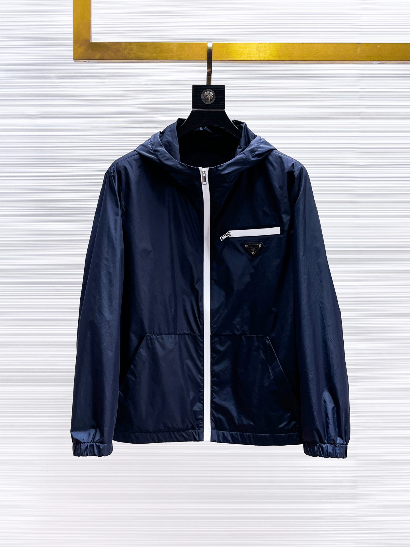 NO:869910,Same style as Prada official website, on sale in advance!  2026ss new spring men's jackets, original high-end version with three standards!  With hidden hood, custom-made fabrics at the counter, highly breathable and comfortable, impeccable details, brand element design concept, reflecting high quality. It feels delicate and soft!  It presents a casual cut and the upper body shape is awesome!  Size M～3XL, maximum wearing capacity is 195 catties.,,prada,jackets & coats,jackets & coats,hats,19860909普拉达 官网同款,提前发售！2026ss开春新款男士夹克外套,原单三标齐全高端版本！带隐藏帽,专柜定制面料 透气舒适度高,细节无可挑剔,品牌元素设计理念,体现高品质.手感细腻柔软！呈现休闲裁剪,上身版型超赞！码数M～3XL,最大穿195斤.,,prada,jackets & coats,jackets & coats,hats,,Men's clothing