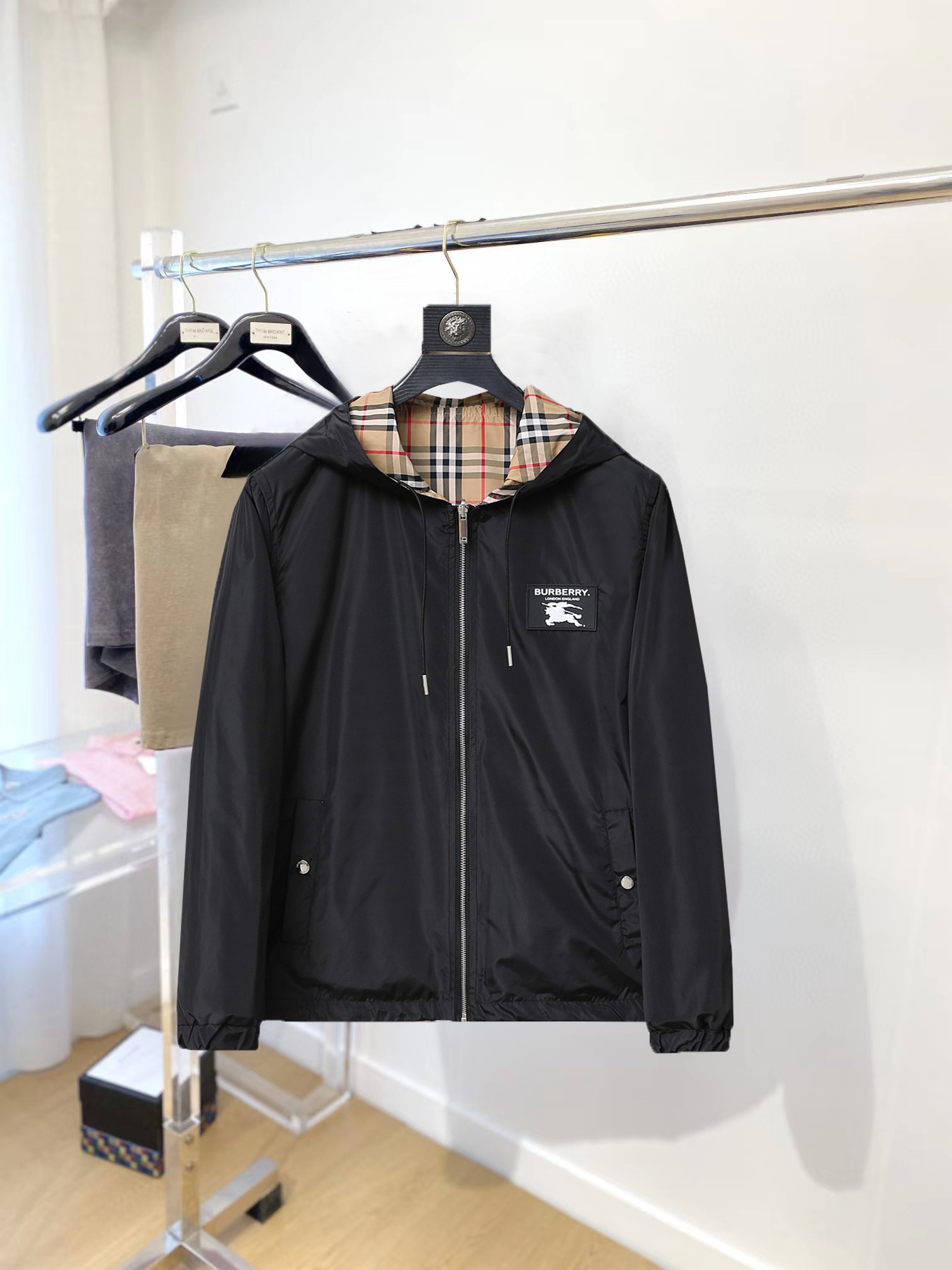 NO:954557,The same style as Burberry's official website, complete with three labels, on sale in advance. 2026ss new men's jacket for autumn, reversible original single with three labels, high-end version. Custom-made fabrics at the counter. Highly breathable and comfortable, impeccable details, brand element design concept, reflecting high quality. Delicate and soft hand feel. Casual tailoring, excellent upper body size. M～3XL, maximum wear 195 catties,,burberry,jackets & coats,jackets & coats,19860909巴宝莉 官网同款,三标齐全,提前发售 2026ss开秋新款男士夹克外套,双面穿原单三标齐全高端版本 专柜定制面料 透气舒适度高,细节无可挑剔,品牌元素设计理念,体现高品质.手感细腻柔软 呈现休闲裁剪,上身版型超赞 码数M～3XL,最大穿195斤,,burberry,jackets & coats,jackets & coats,,Men's clothing